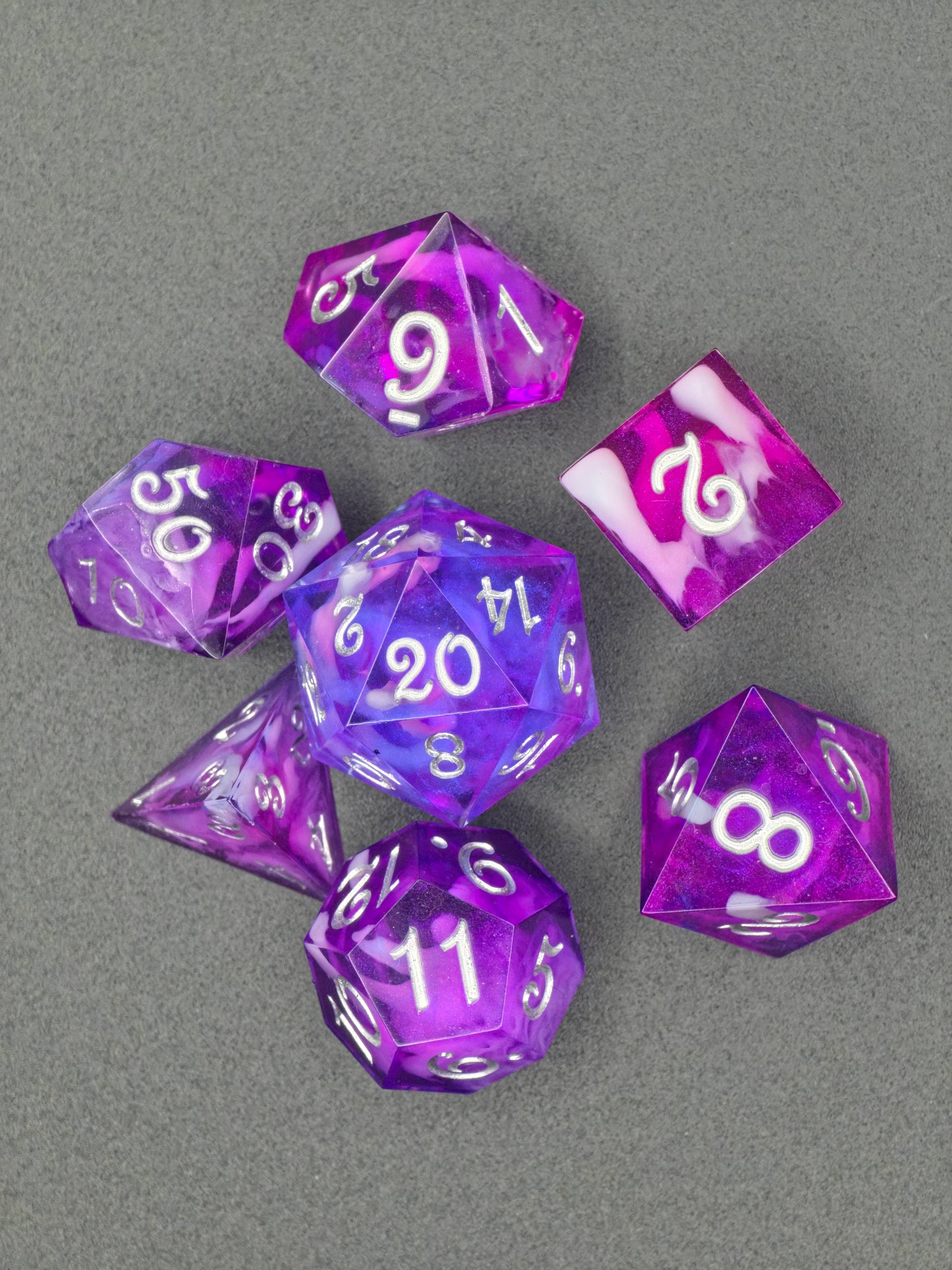 Violet Veil – Handgemachtes Polyedrisches Würfelset aus Resin | Lila Nebula & Cloud Effekt | Fantasy DnD Dice Set TTRPG