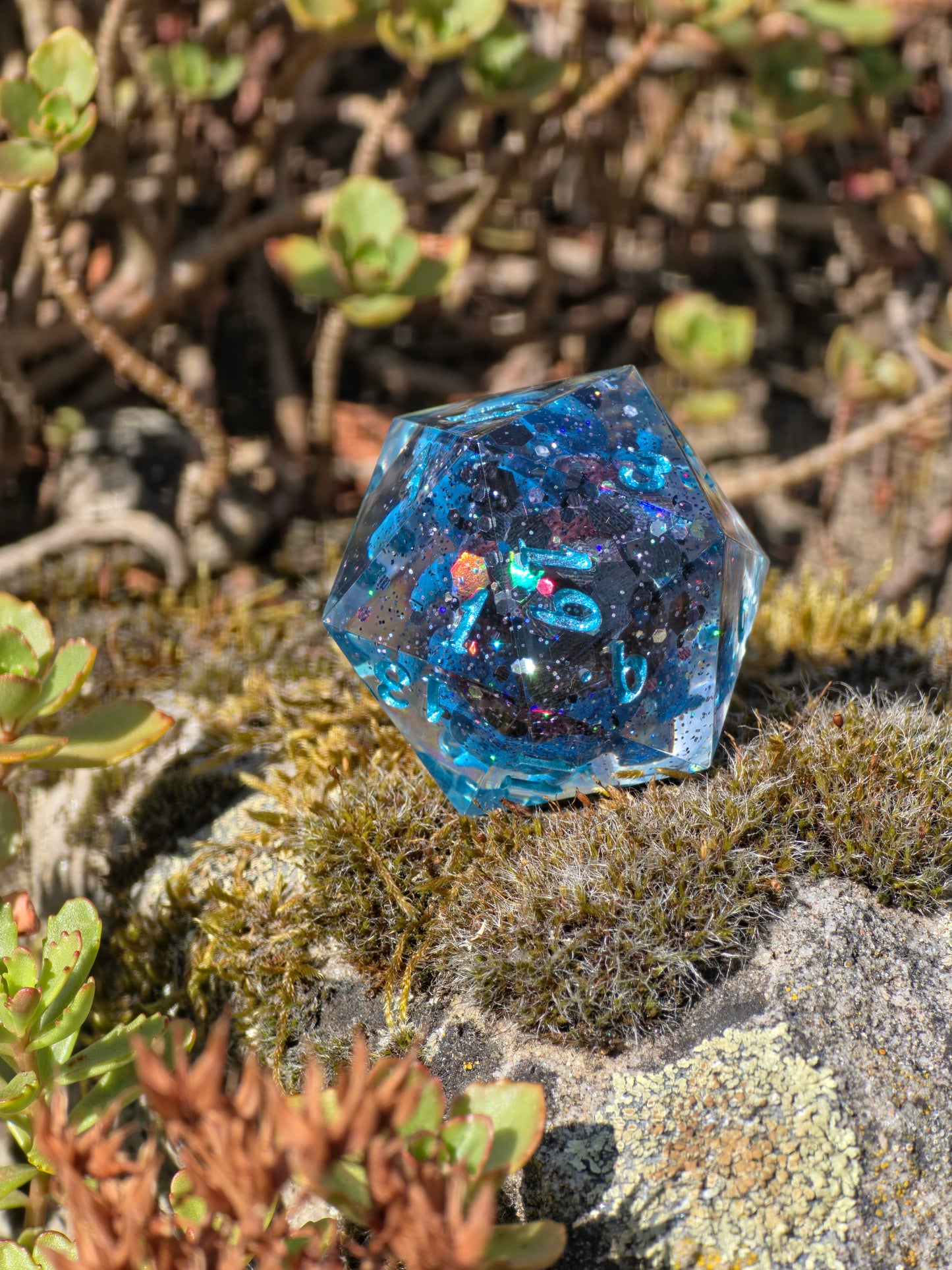 🌟Shiggy – Galactic Vacation D20 35 mm – Pokémon-inspirierter Galaxy Resin Würfel mit Sonnenbrille | Handgefertigter Chonk DnD Würfel