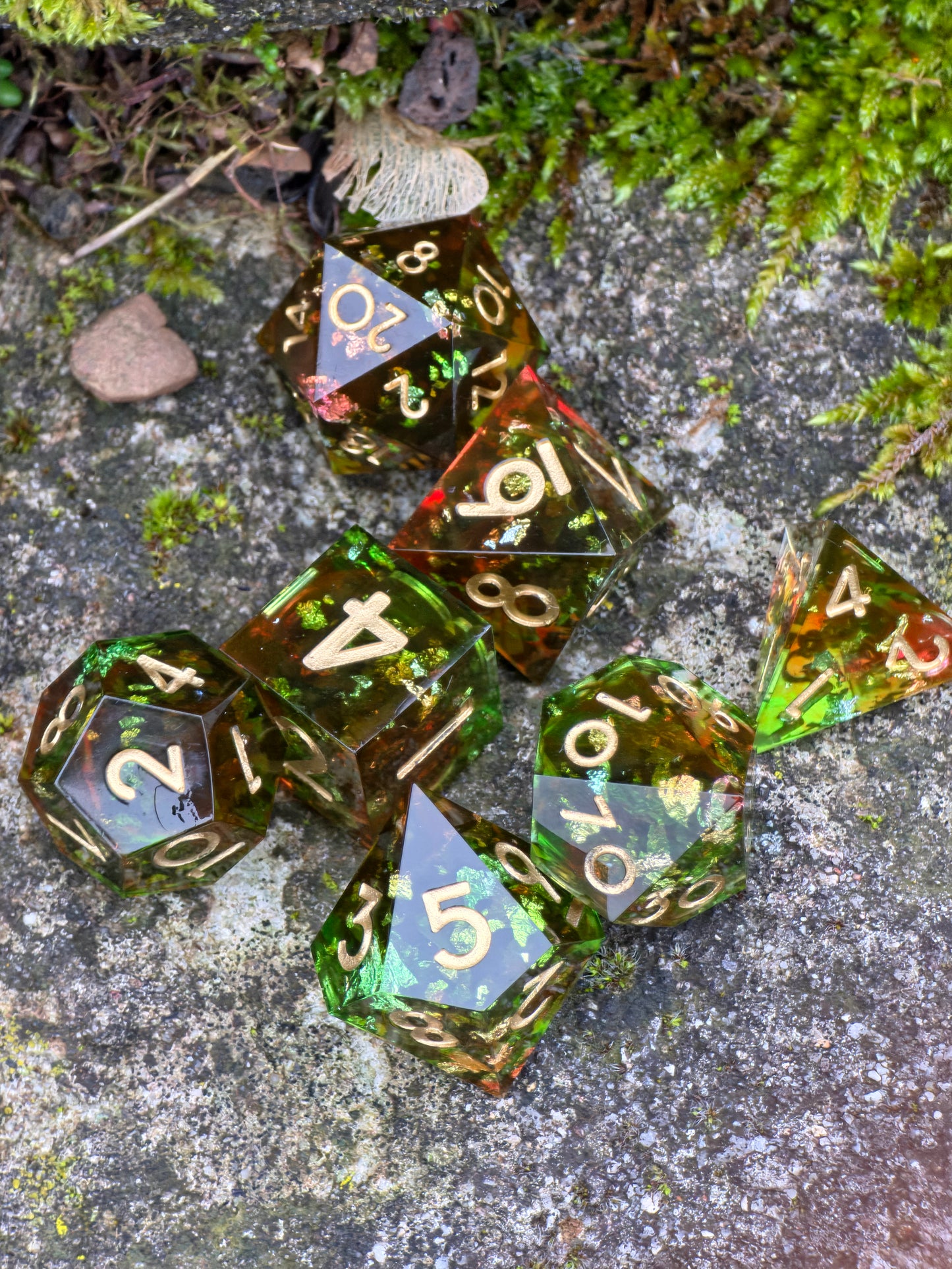 Polyedrisches Würfelset „Heart of the Forest“ – Handgemachte Resinwürfel in Rot-Grün mit Goldflocken | DnD Dice Set Pen and Paper TTRPG | Magisches Waldartefakt Würfelset