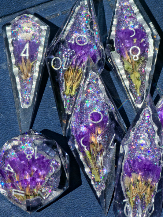 Amethyst Bloom Geode Flower Dice Set – Handgemachte Sharp Edge Würfel mit violetten Blüten, Kristall Geode Resin Dice, Fantasy DnD Würfelset