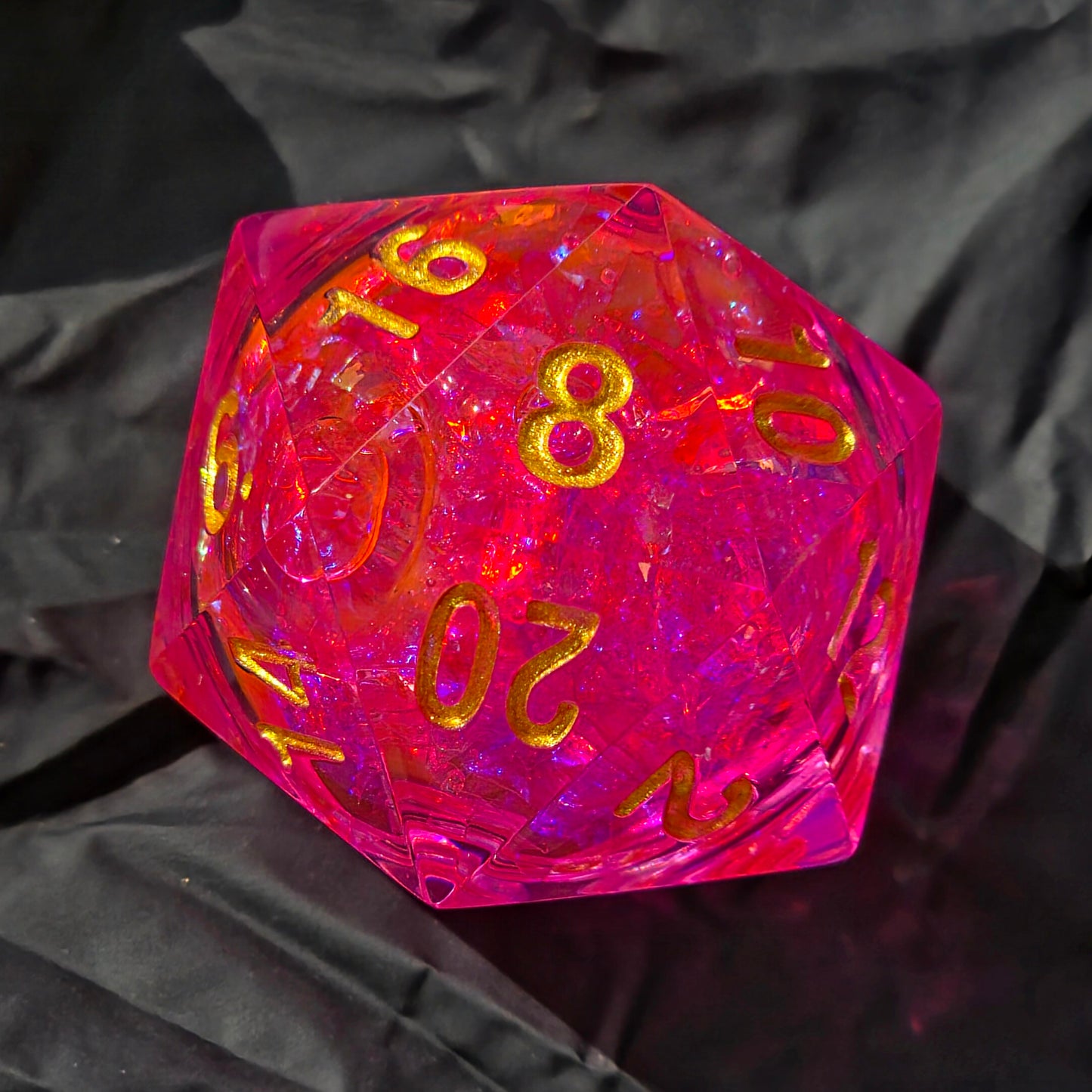 Polyedrischer Liquid Core D20 Würfel 35mm – Pink Gold Chonk Würfel – Handgemachter Resin W20 für DnD, TTRPG Glitzer Diamant
