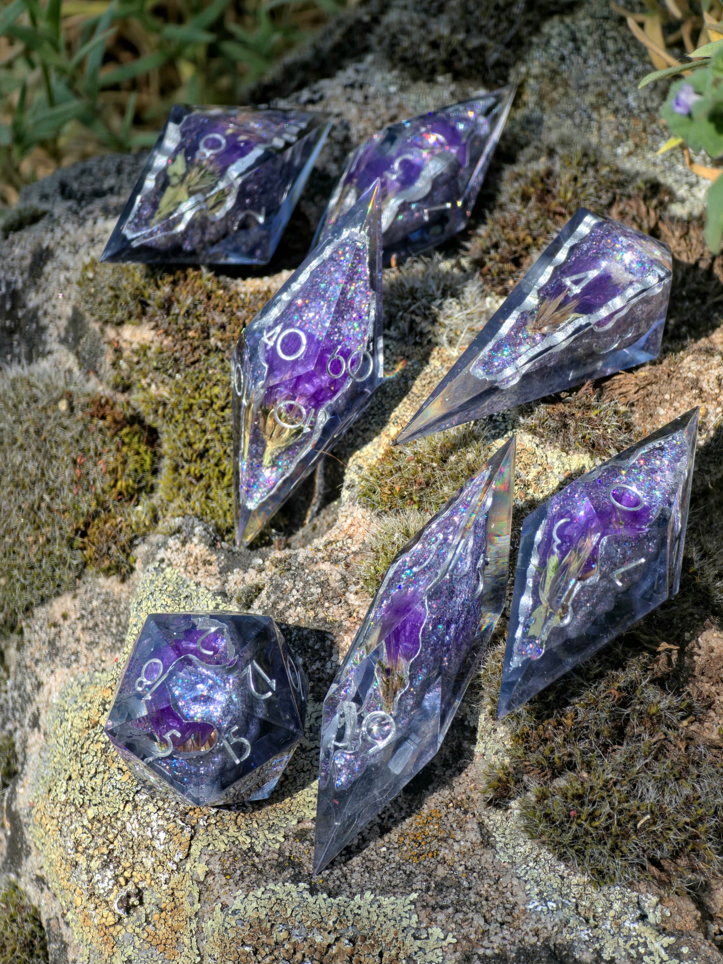 Amethyst Bloom Geode Flower Dice Set – Handgemachte Sharp Edge Würfel mit violetten Blüten, Kristall Geode Resin Dice, Fantasy DnD Würfelset
