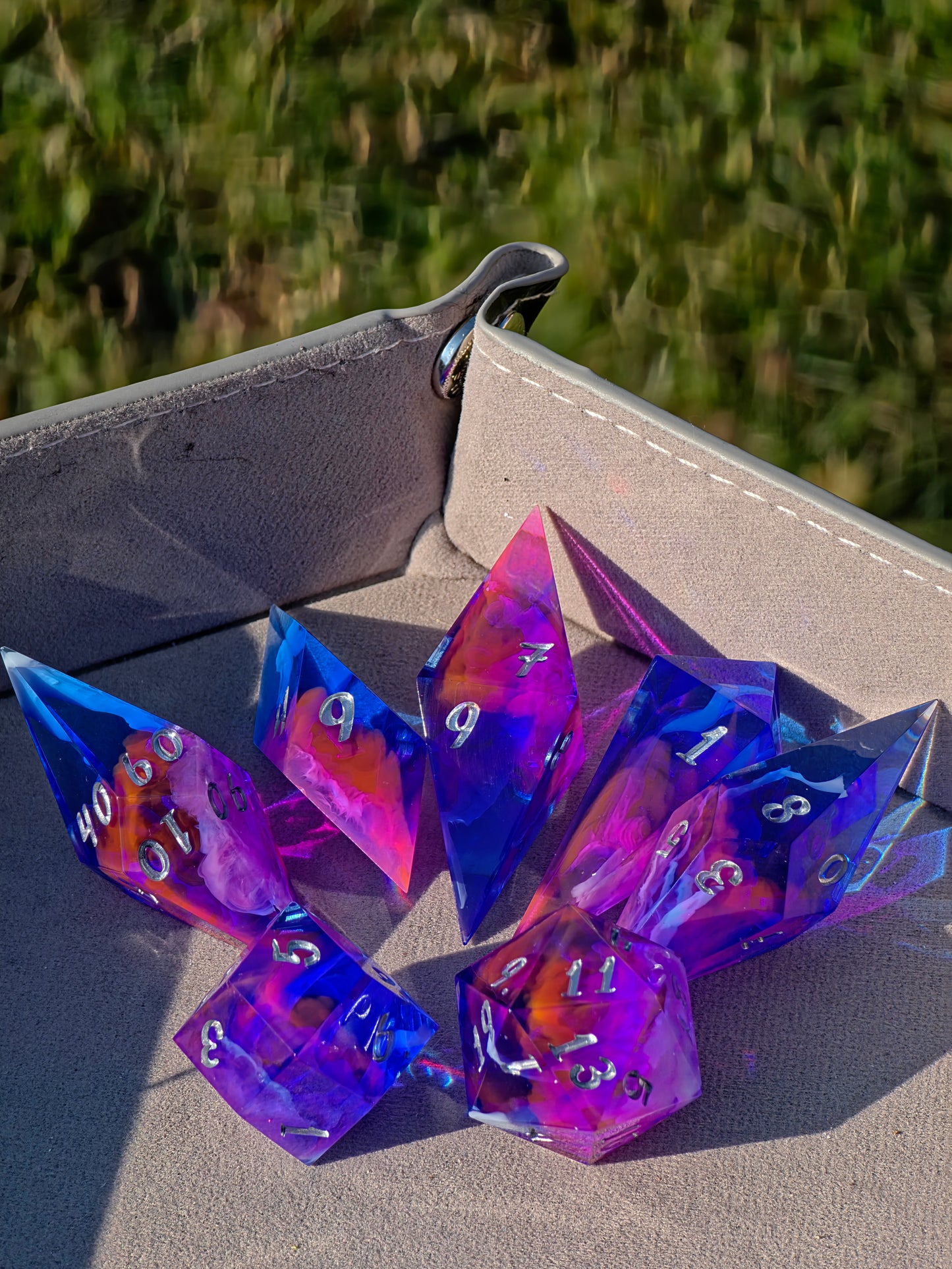 Elongated Dice Set „Neon Nebula“ – 7er Resin Würfelset mit Pink Blau Cloud Effekt, Sharp Edge DnD Dice, Fantasy TTRPG Würfel, Handmade Dice