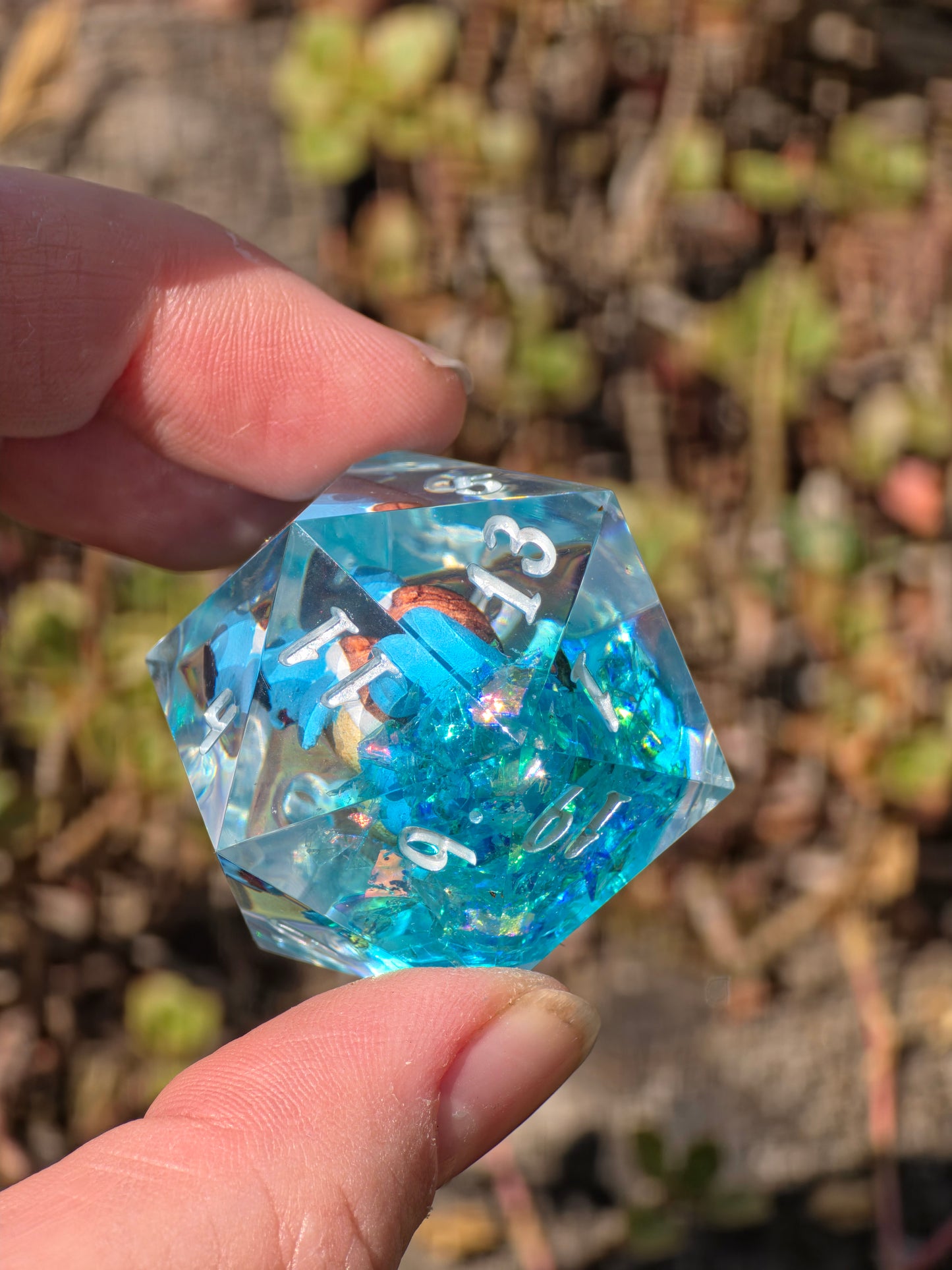 Shiggy – Summer Splash D20 40 mm – Pokémon-inspirierter Resin Würfel mit Sonnenbrille XL DnD Sammlerwürfel