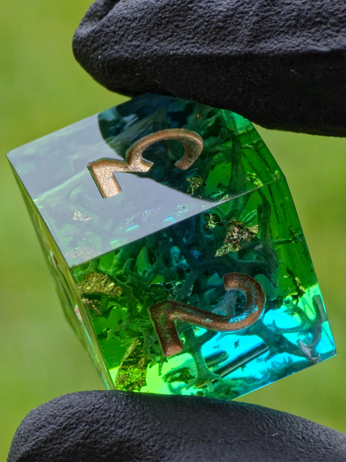 Polyedrisches Würfelset „Emerald Grove“ – Handgemachte Resinwürfel in Smaragdgrün mit Goldflocken & Moosstruktur | DnD Dice Set Pen and Paper TTRPG | Naturwürfel mit Spiegelglanz