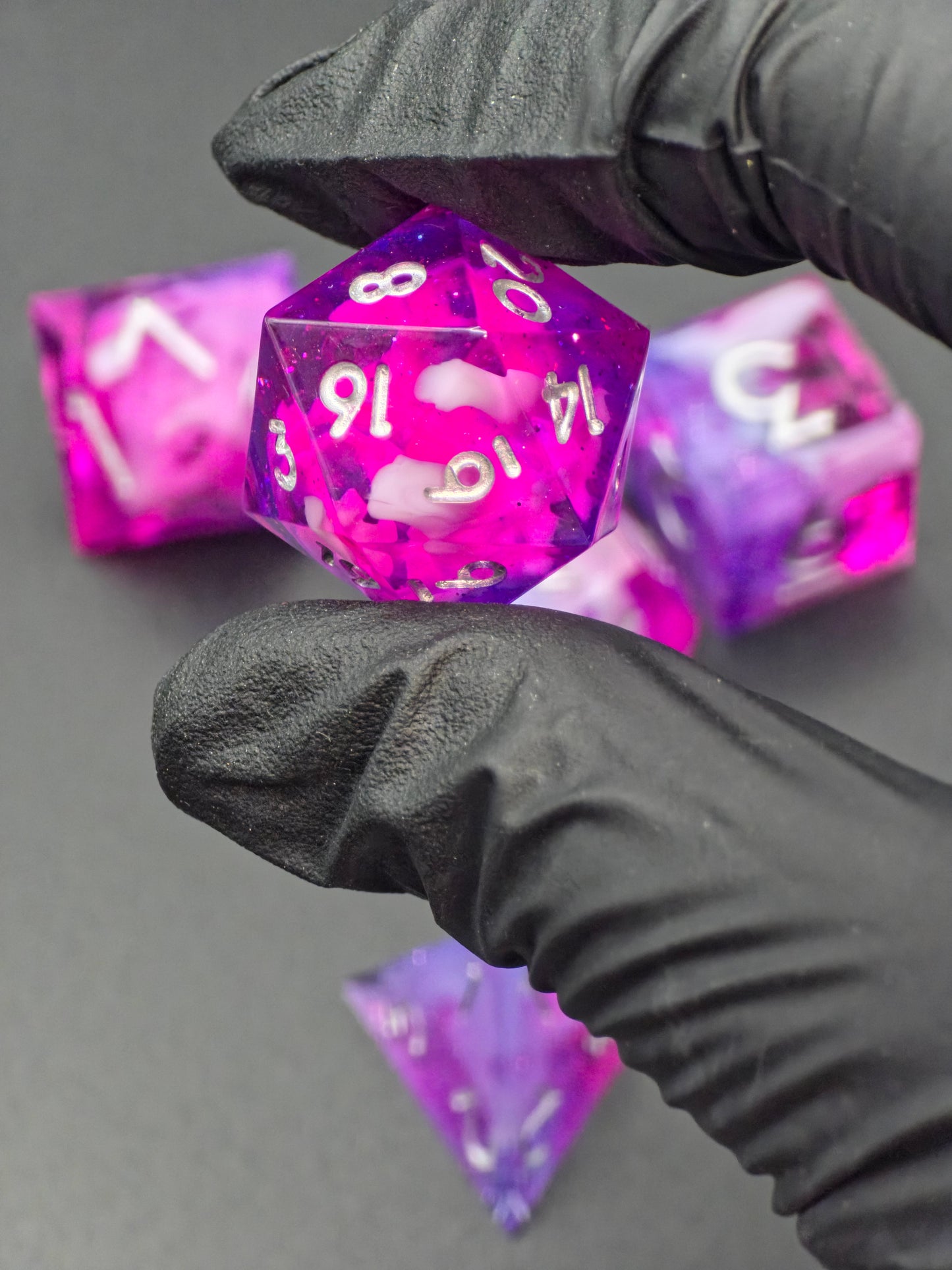 Astral Orchard – Handgemachtes DnD Würfelset violett rosa mit Petri Effekt und silbernen Zahlen | 7-teiliges Polyhedral Set | Resin Dice | TTRPG RPG Würfel