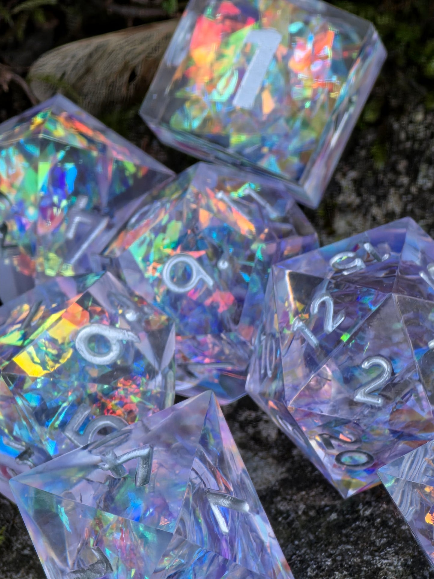 Polyedrisches DnD Würfelset Crystal Aurora – Handgemachte Resinwürfel mit Holographic Flakes | DnD Pen and Paper TTRPG