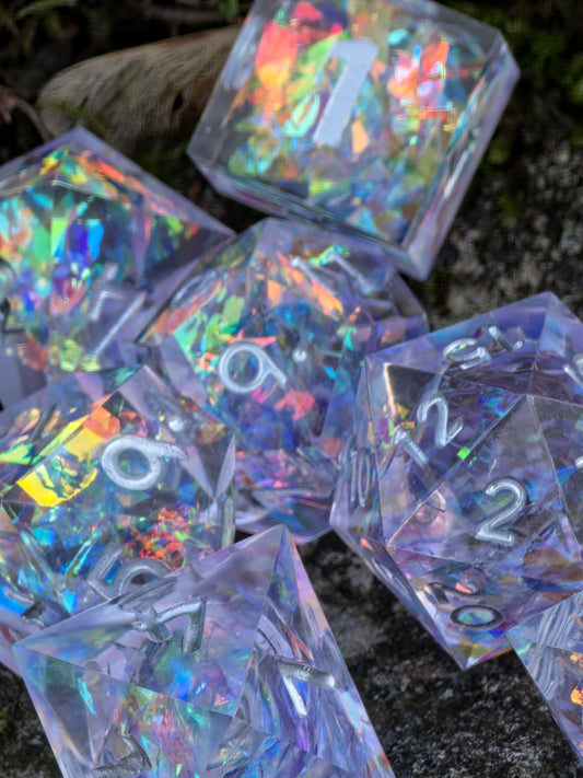 Polyedrisches DnD Würfelset Crystal Aurora – Handgemachte Resinwürfel mit Holographic Flakes | DnD Pen and Paper TTRPG