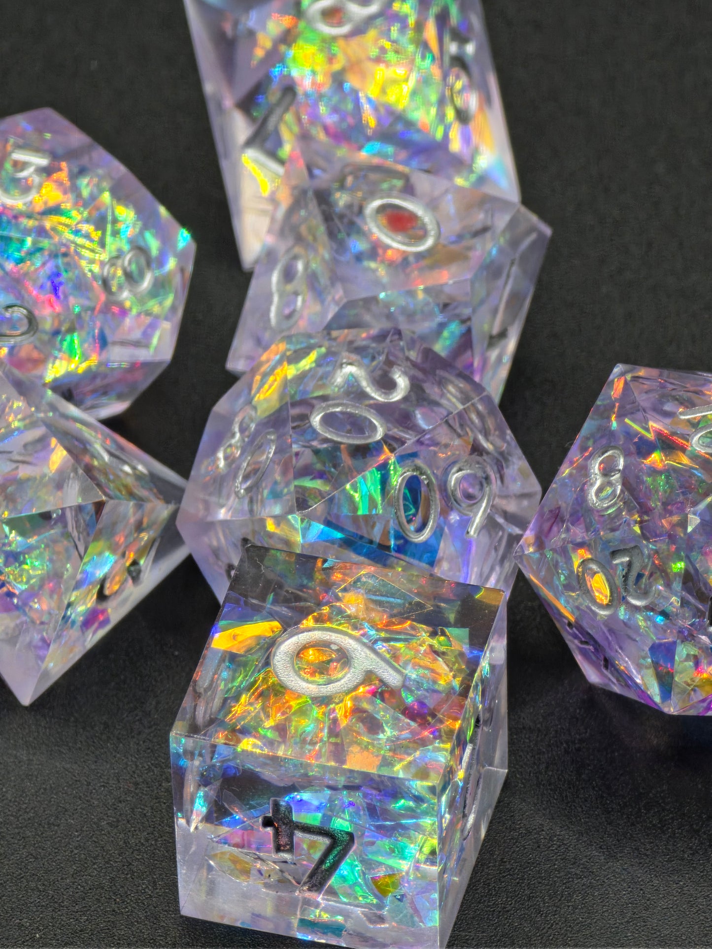 Polyedrisches DnD Würfelset Crystal Aurora – Handgemachte Resinwürfel mit Holographic Flakes | DnD Pen and Paper TTRPG