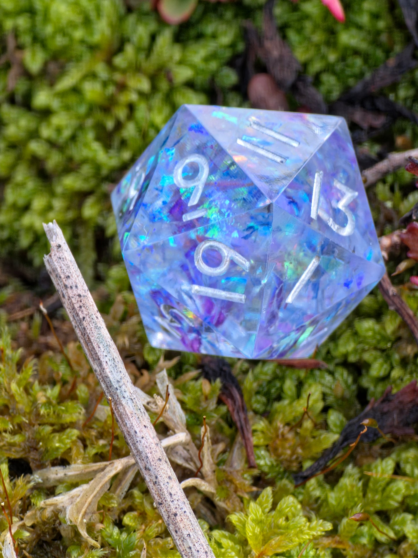 Einzelner Polyedrischer D20 – Aurora Crystal Würfel Transparent mit Opal Schimmer | Handgemachter Resinwürfel Standardgröße | DnD Pen and Paper