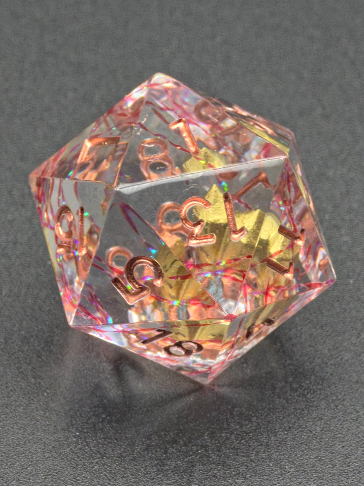 Goldherz des Orakels – Mystischer Kristall D20 (28 mm)