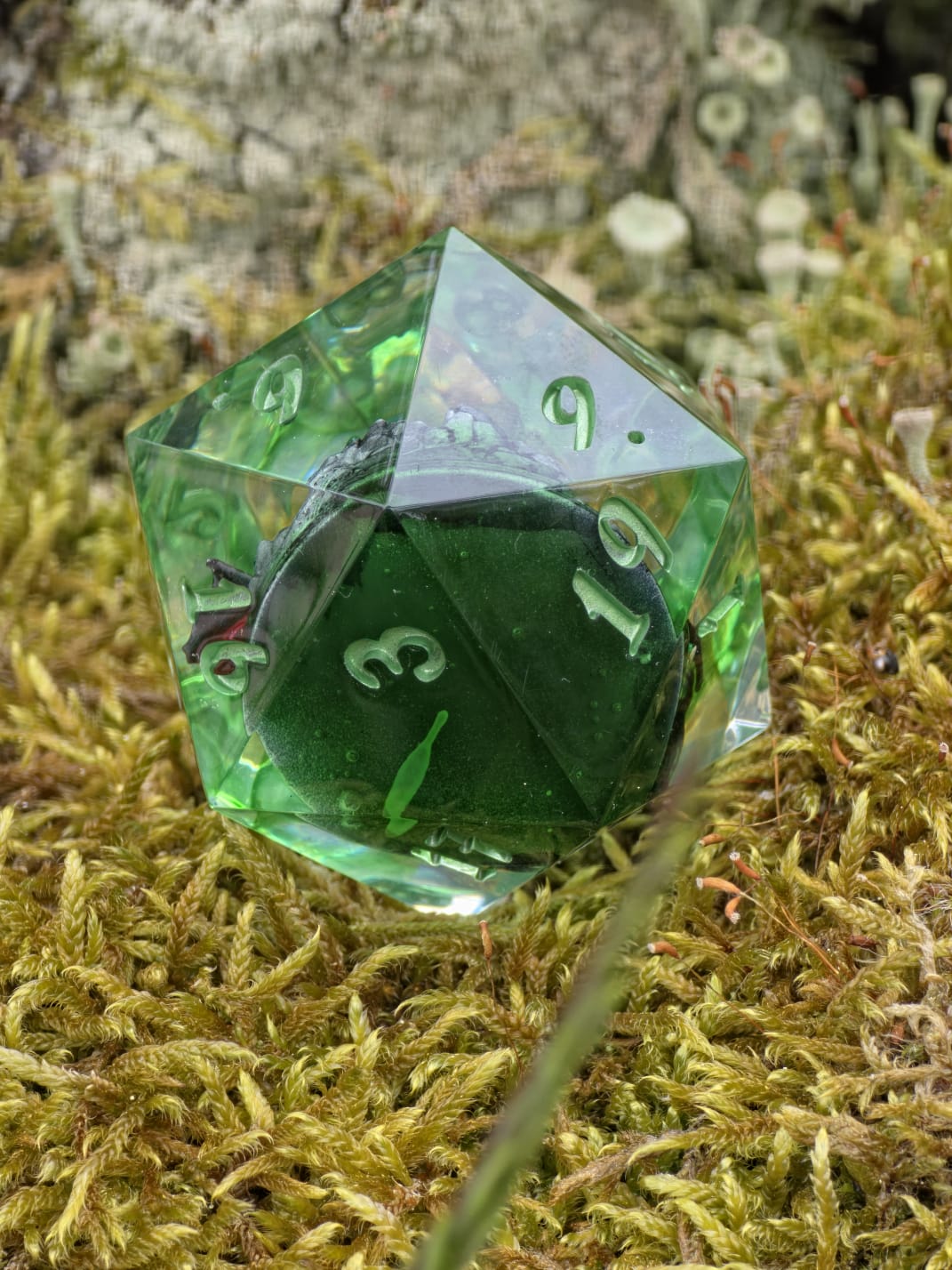 Nachtschatten D20 40mm – Handgemachter Resin Dragon Dice inspiriert von Ohnezahn aus How to Train Your Dragon, Schwarzer Drache Fantasy Würfel (Sarah)