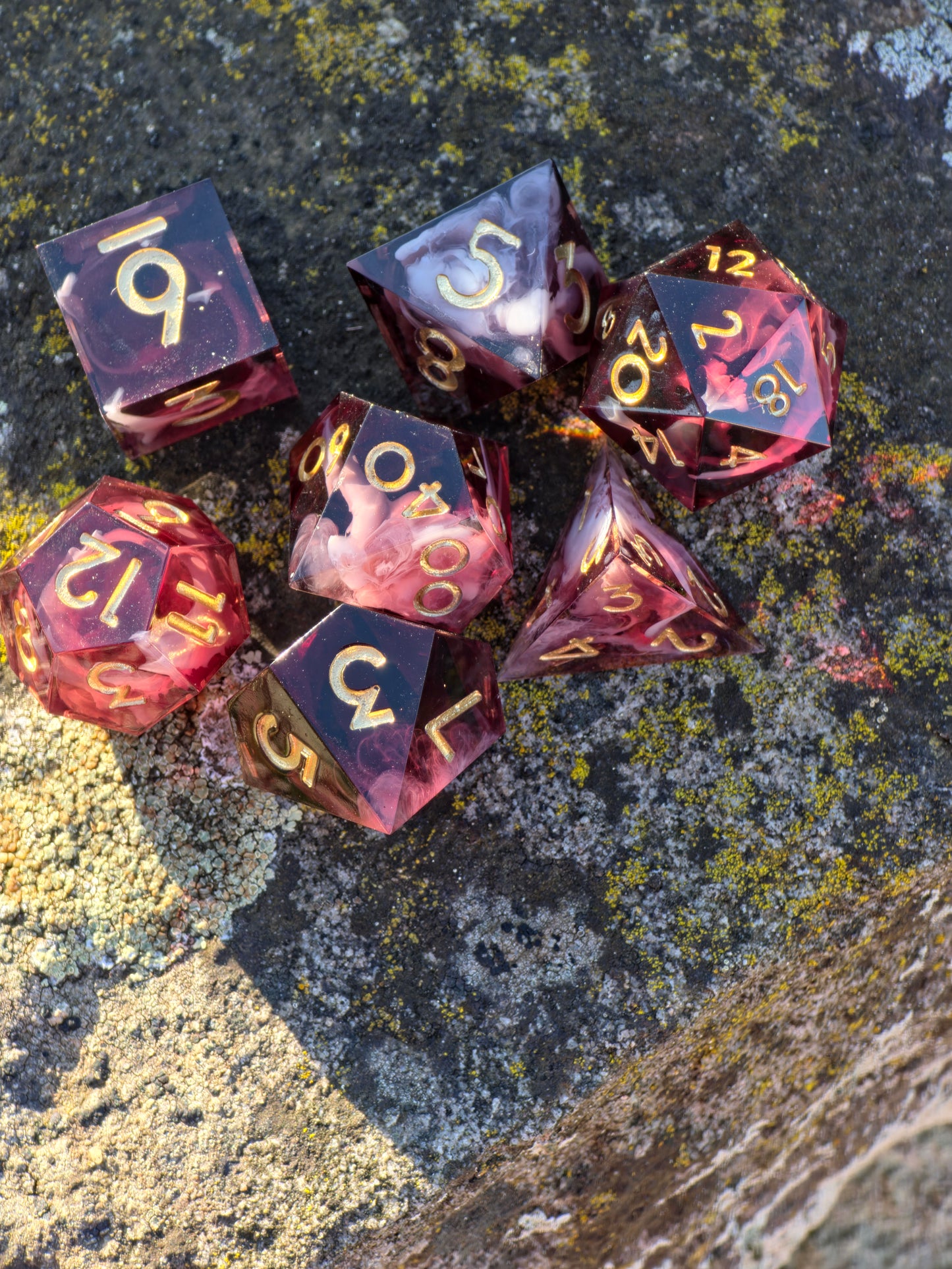 Polyedrisches Würfelset „Espresso Cream Nebula“ – Handgemachte Resinwürfel dunkelbraun-bordeaux mit Cloud Effekt | DnD Dice Set TTRPG