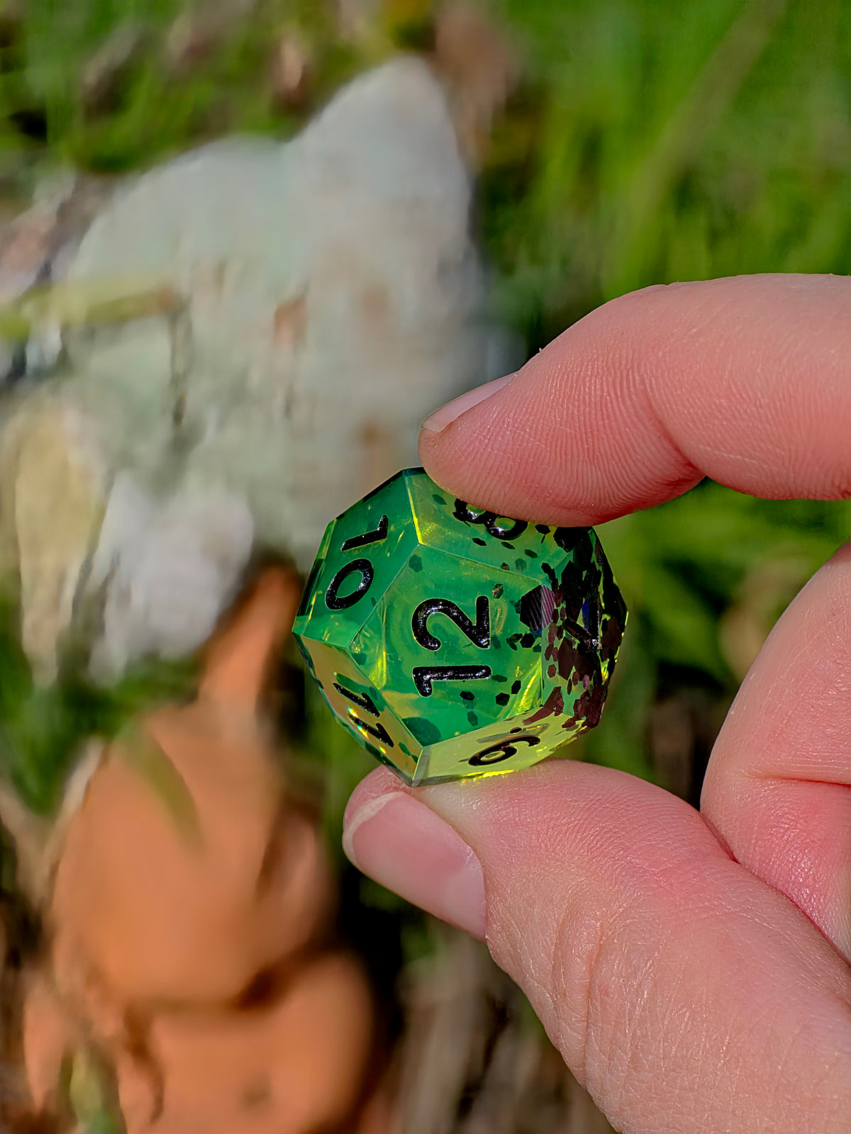 Uranium Glass – Toxic Emerald Würfelset – 7-teiliges DnD Resin Dice Set | Giftgrüne Fantasy Würfel mit schwarzen Zahlen | Handmade RPG Dice