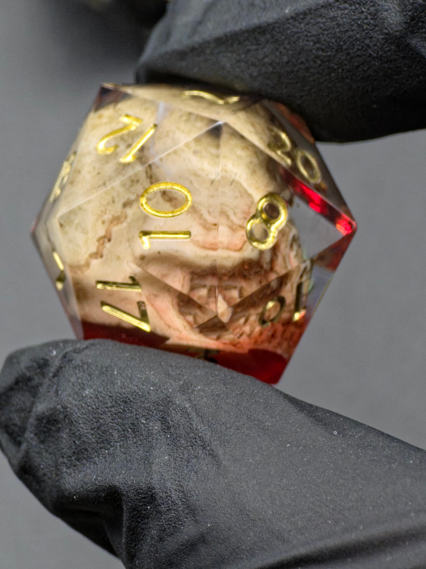 Relic of the Fallen – 7-teiliges DnD Würfelset mit eingebettetem Schädel im D20 | Schwarze Resinwürfel mit Goldzahlen | Polyhedral Dice Set TTRPG