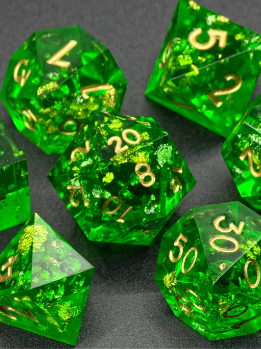 Polyedrisches DnD Würfelset Smaragdgrün – Handgemachte Resinwürfel mit Goldflocken | DnD Pen and Paper TTRPG | Edelstein Effekt Set