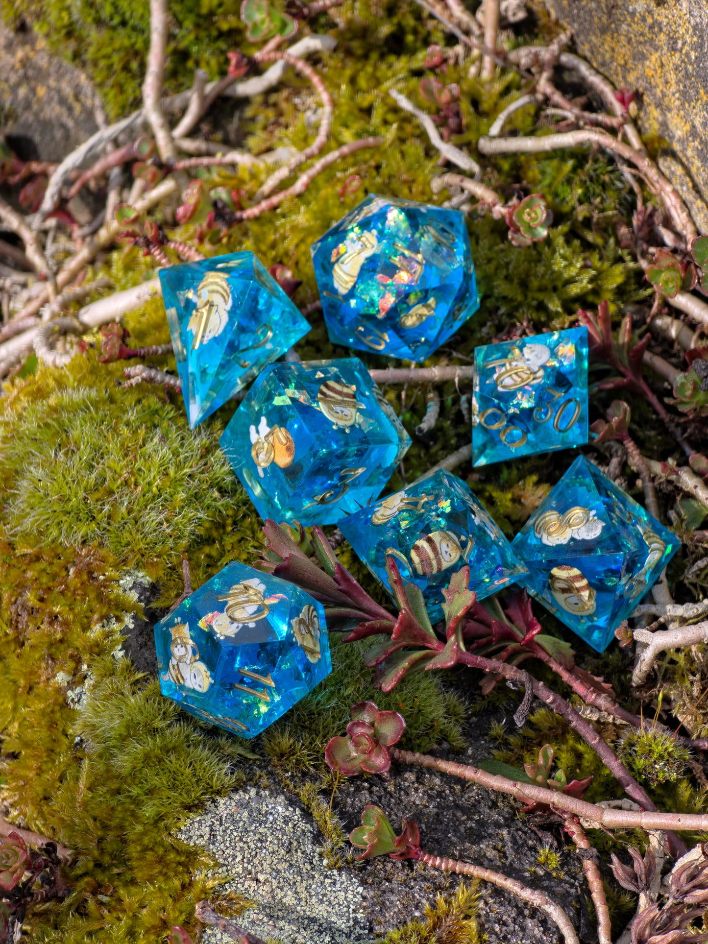 Bee Cat Dice Set – Süße Resin DnD Würfel mit Katzen & Bienen, 7er TTRPG Dice Set, Cute Handmade Dice, Fantasy Dice Set