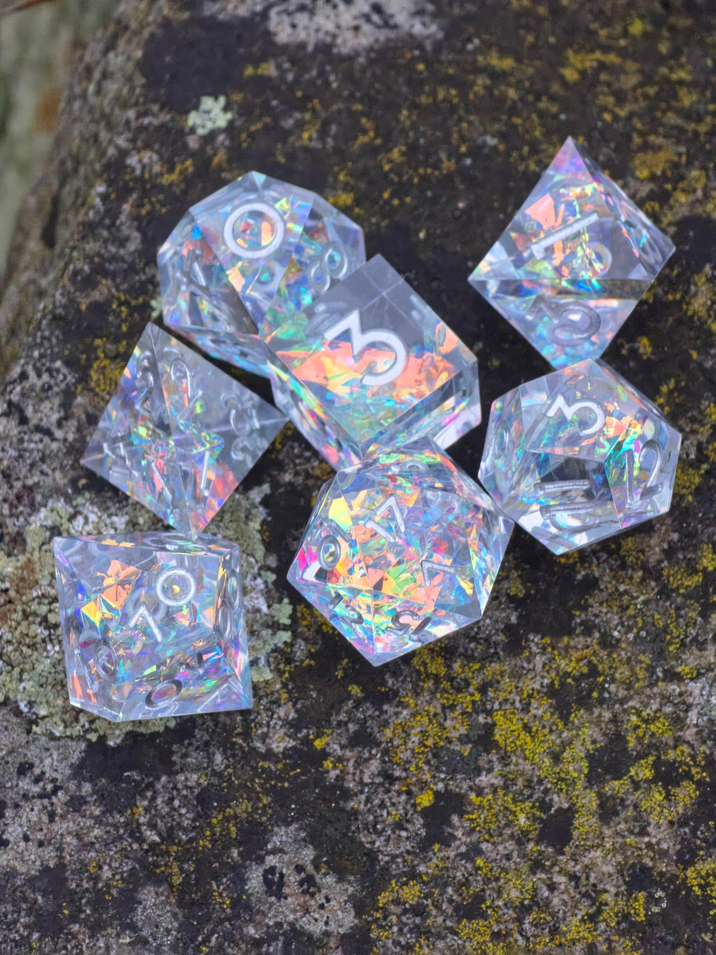 Aether Shards – Holografisches Crystal Dice Set | Klar Resin DnD Würfel mit Silberzahlen | Prismatic TTRPG Würfel | Handmade