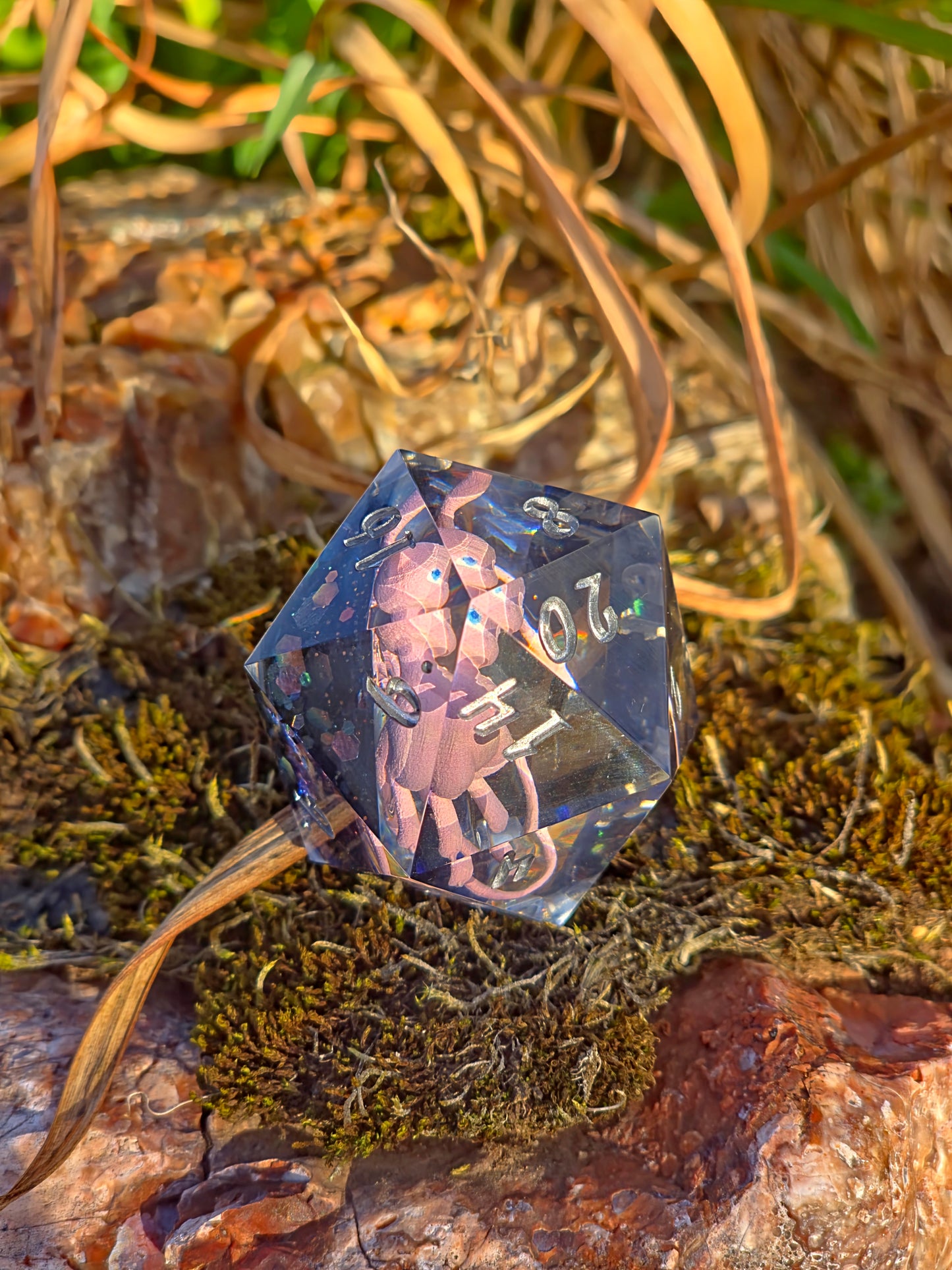 Mew – Psychic Galaxy D20 40 mm – Pokemon inspirierter Resin Würfel | Rosa Mew Miniatur, Galaxy Design & Metallic Silber
