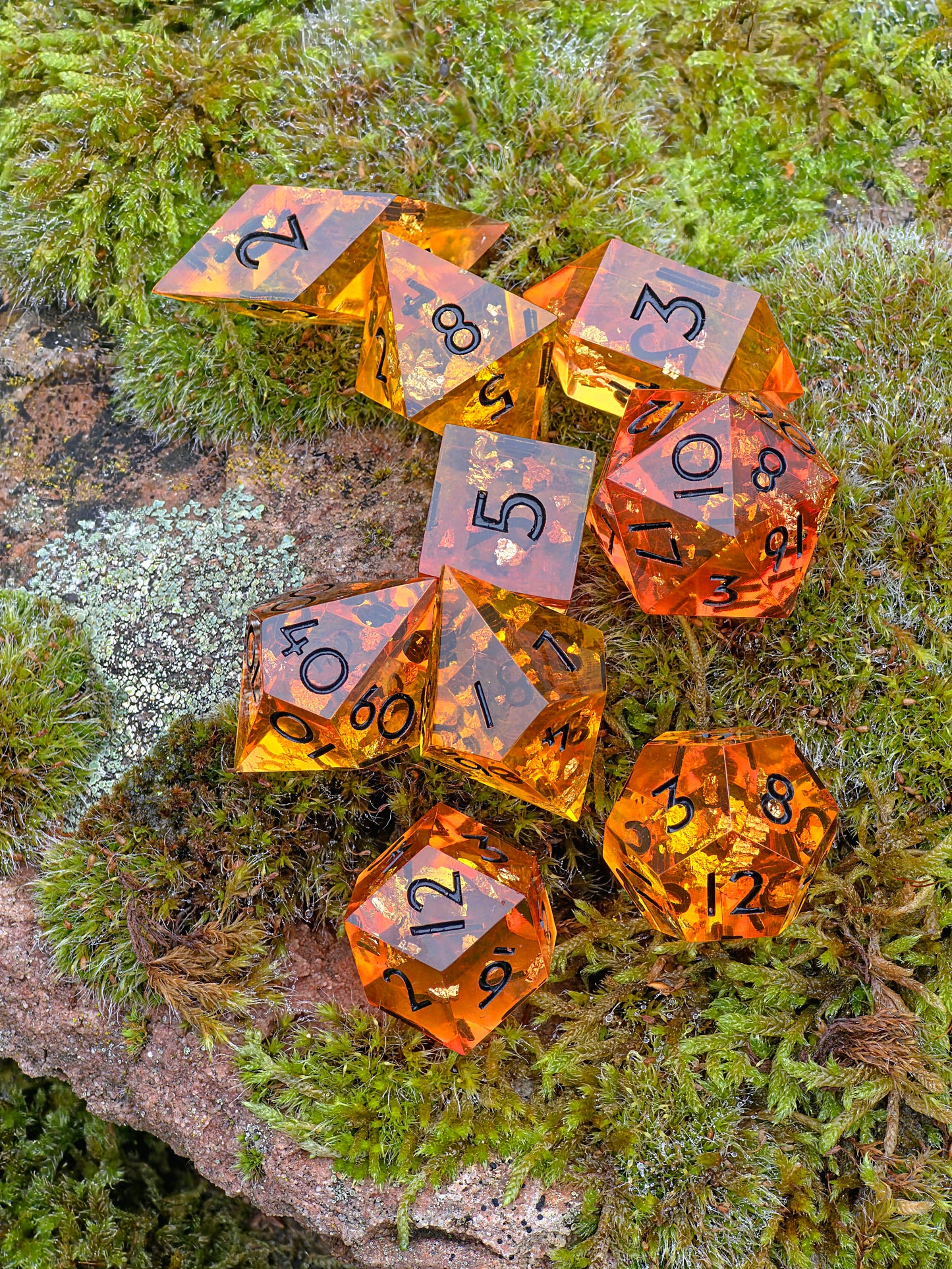 Polyedrisches DnD-Würfelset 9 Stück – Amber Bernstein Dice Set | Handgemachte Resin Würfel in Gold Orange Transparent | Kristall & Raute