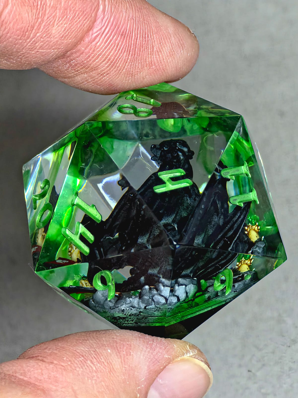 Nachtschatten D20 40mm – Handgemachter Resin Dragon Dice inspiriert von Ohnezahn aus How to Train Your Dragon, Schwarzer Drache Fantasy Würfel (Sarah)