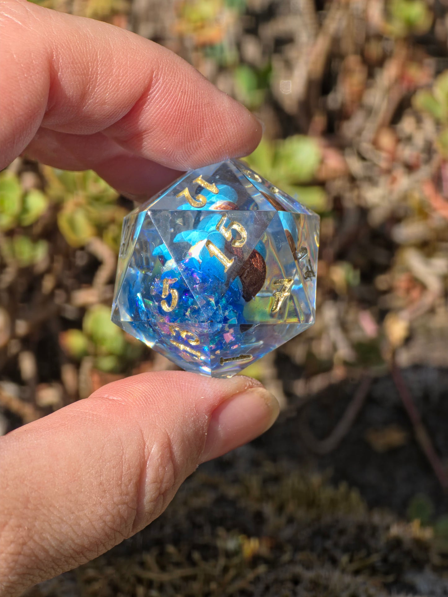 Shiggy – Summer Galaxy D20 35 mm – Pokémon-inspirierter Resin Würfel mit Sonnenbrille | Galaxy Design | Handgefertigter DnD Würfel