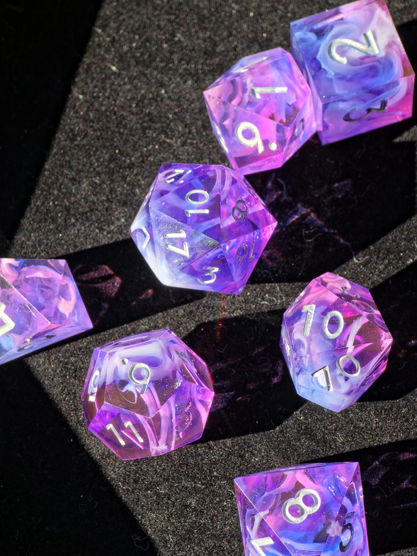 Polyedrisches Würfelset „Violet Cloud Nebula“ – Handgemachte Resinwürfel rosa-lila mit Nebel Effekt | DnD Dice Set TTRPG