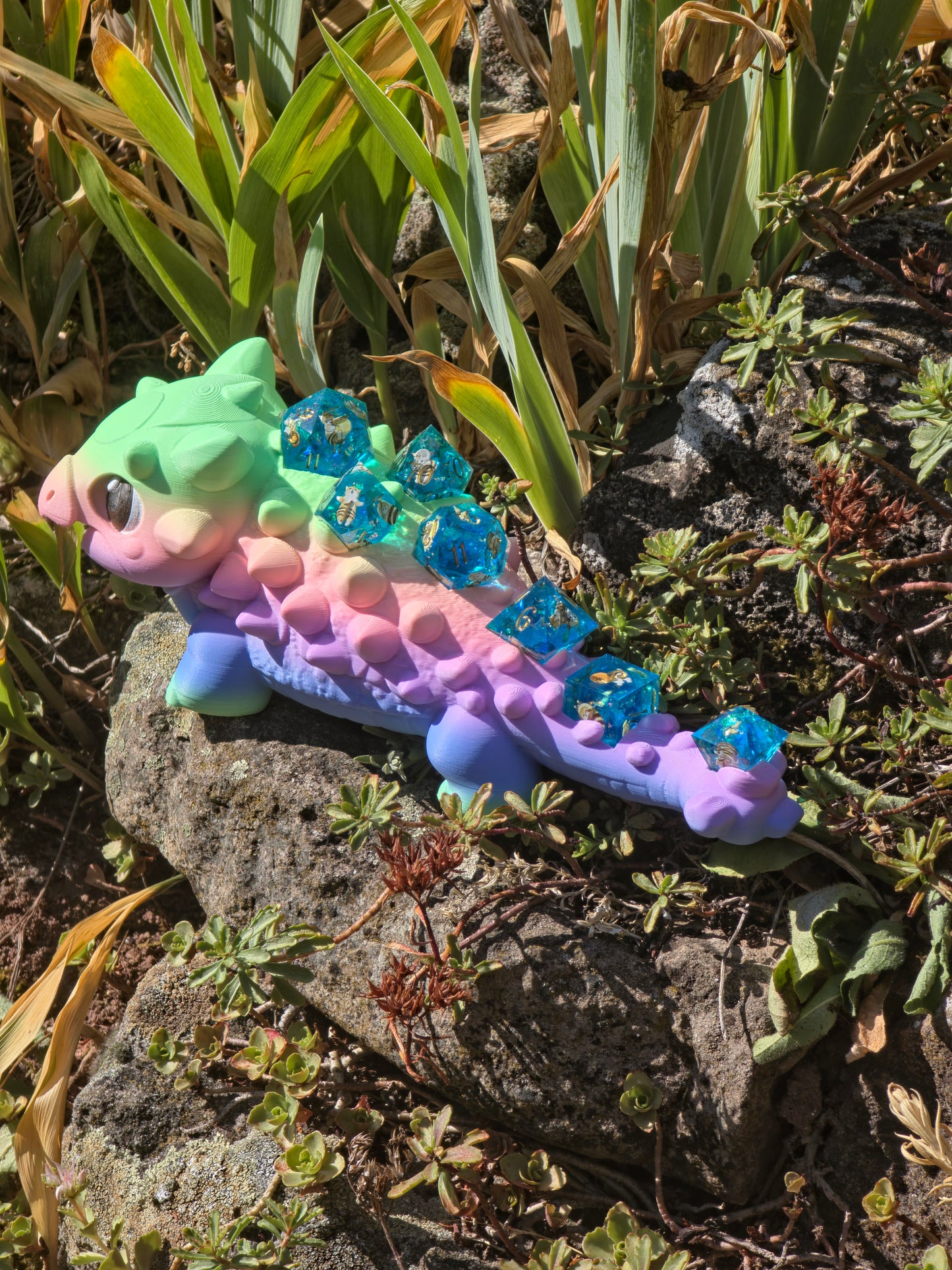 Buba Cotton Candy Dreams Dice Holder – Süßer Ankylosaurus Würfelhalter für 7 Dice | 3D-gedruckter DnD Dice Organizer mit Gem D4 Slot (ohne Würfel)