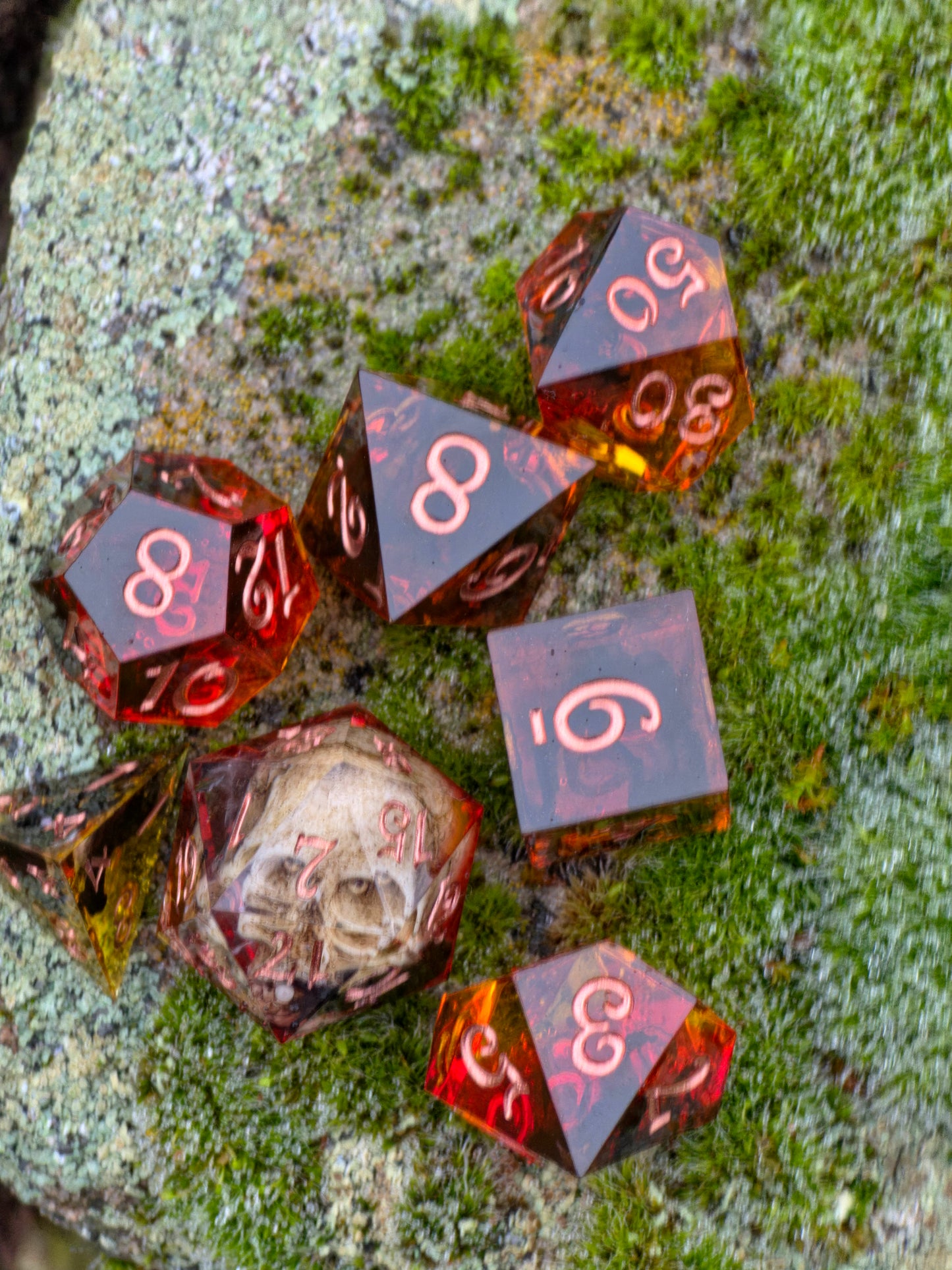 Ember Relic – Handgemachtes DnD Würfelset mit Schädel im D20 | Bernstein-Rote Resinwürfel mit Kupferzahlen | Dark Fantasy Polyhedral Dice Set
