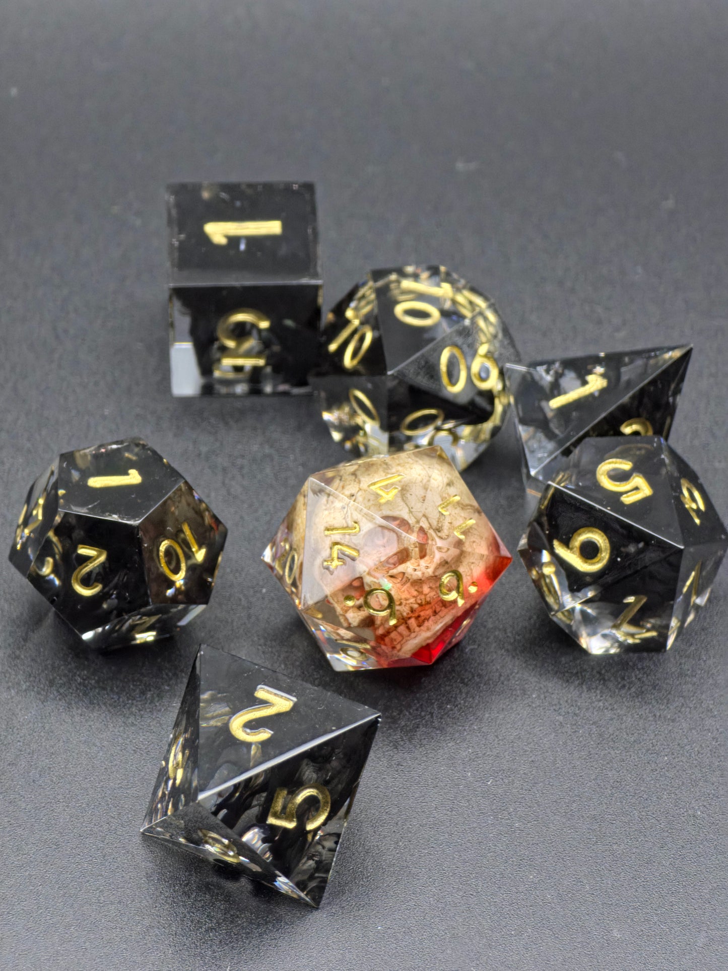 Relic of the Fallen – 7-teiliges DnD Würfelset mit eingebettetem Schädel im D20 | Schwarze Resinwürfel mit Goldzahlen | Polyhedral Dice Set TTRPG