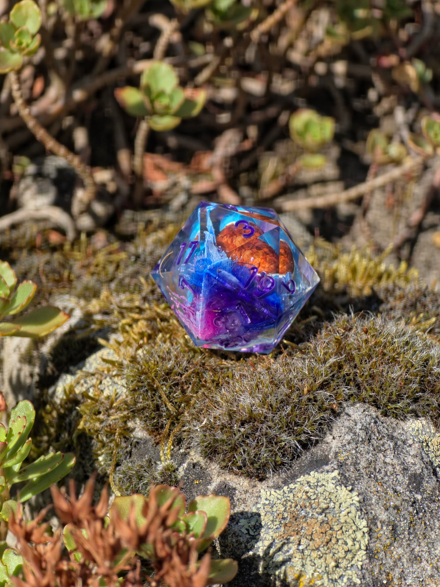 Shiggy – Mystic Current D20 28 mm – Pokémon-inspirierter Resin Würfel mit Petri-Effekt | Transparenter D20 mit lila Zahlen