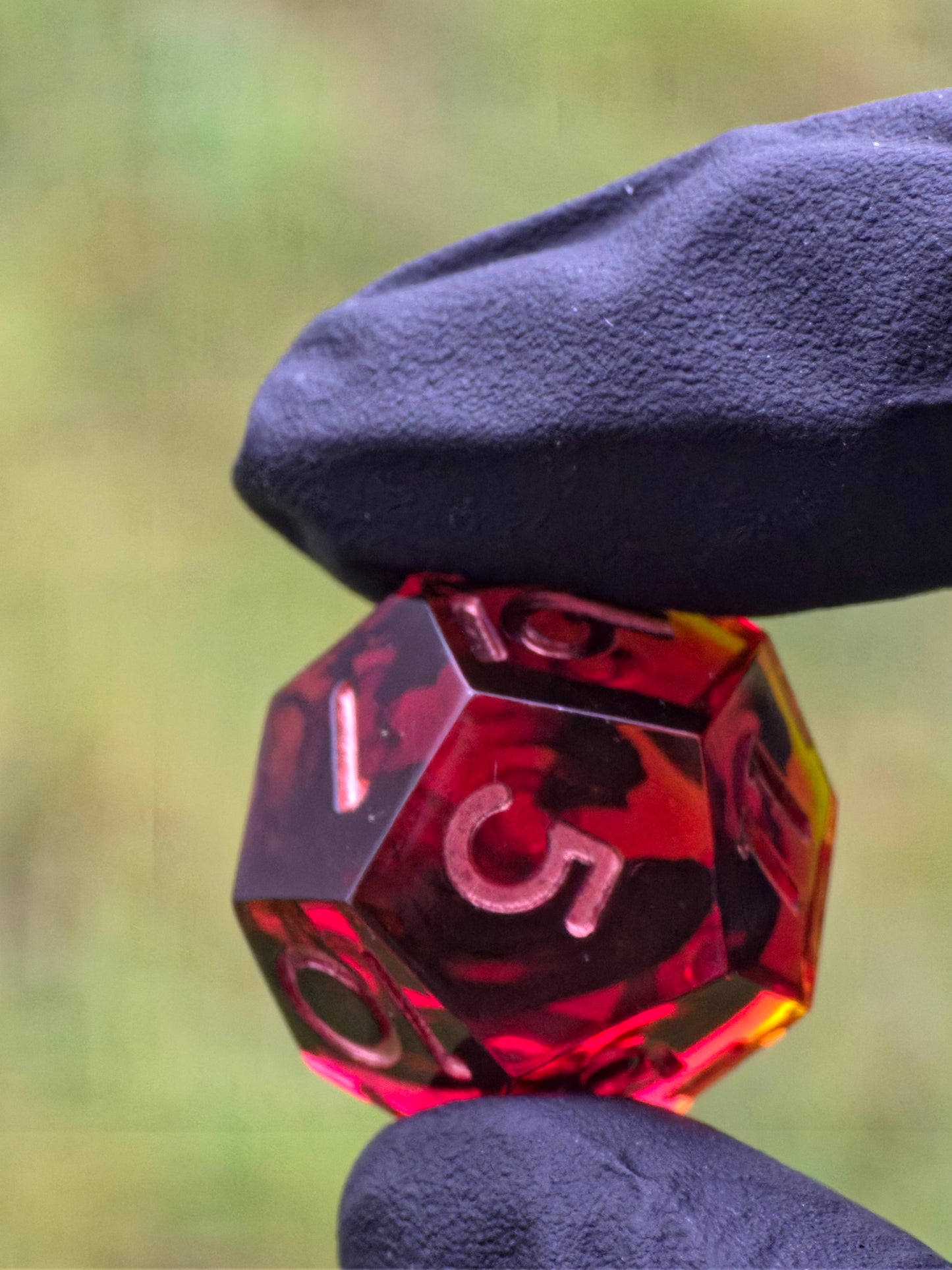 Infernal Amberfall – Handgemachtes DnD Würfelset in Feuerrot & Bernstein | Transparente Resin Dice mit Glut- und Lava-Effekt | TTRPG Würfelset