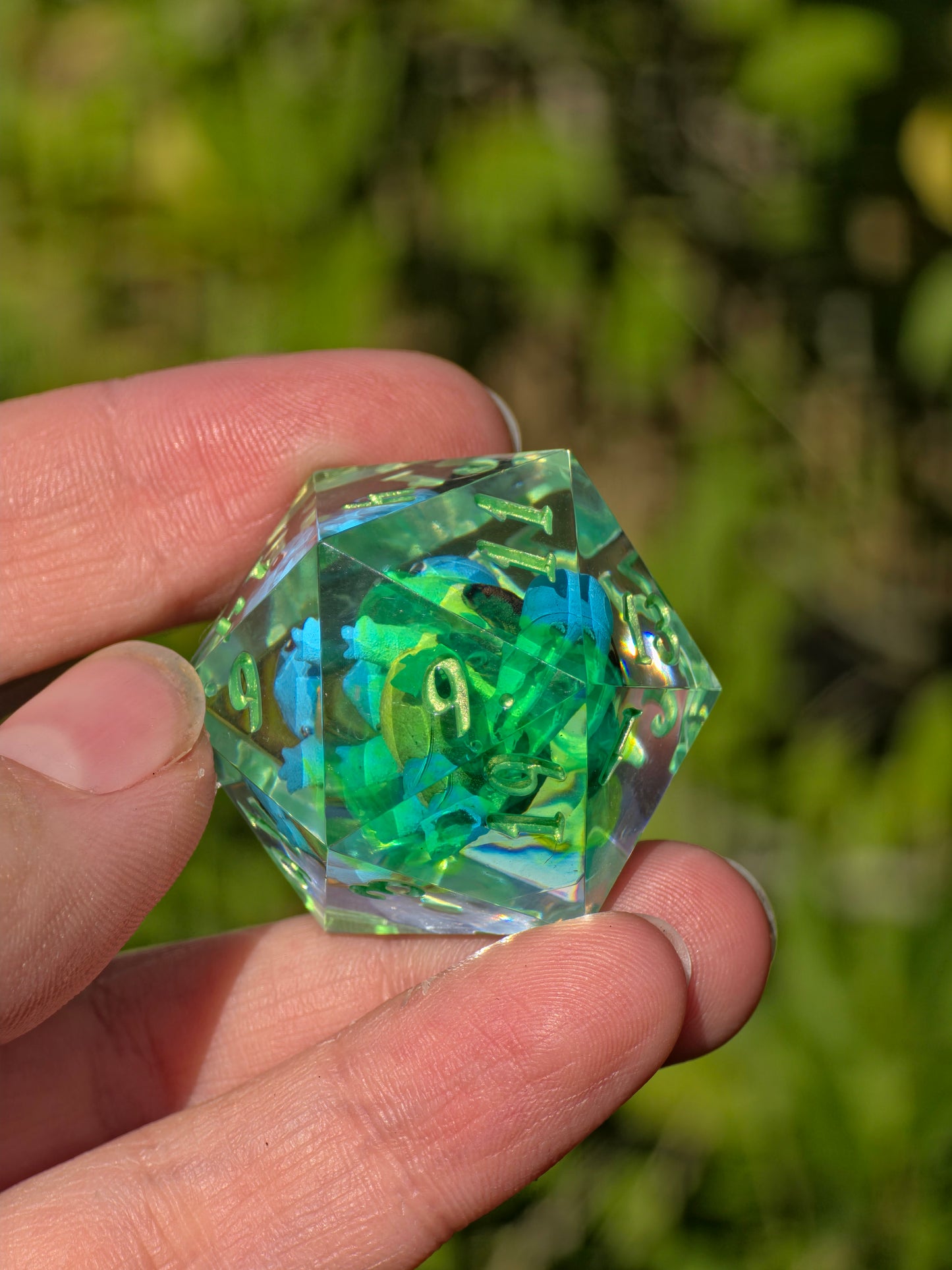 Shiggy – Toxic Lagoon D20 35 mm – Pokémon-inspirierter Resin Würfel in Neon Acid Green | Handgefertigter Chonk DnD Würfel