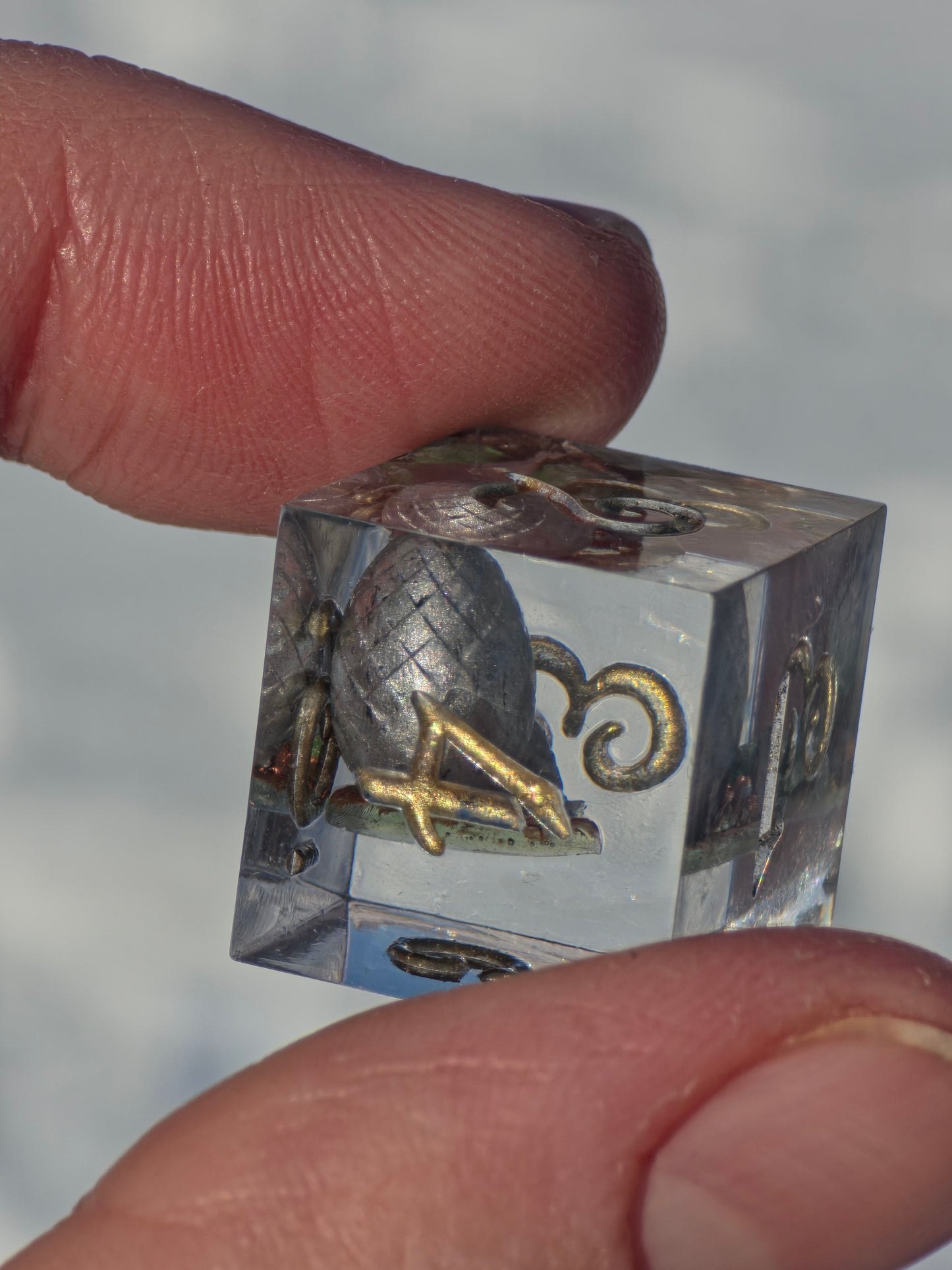 Würfelset „Asche des Ewigen Feuers“ – Handgemachtes Resin Dice Set mit Silbernem Phönix, Eiern & Kristallen | DnD TTRPG Würfel