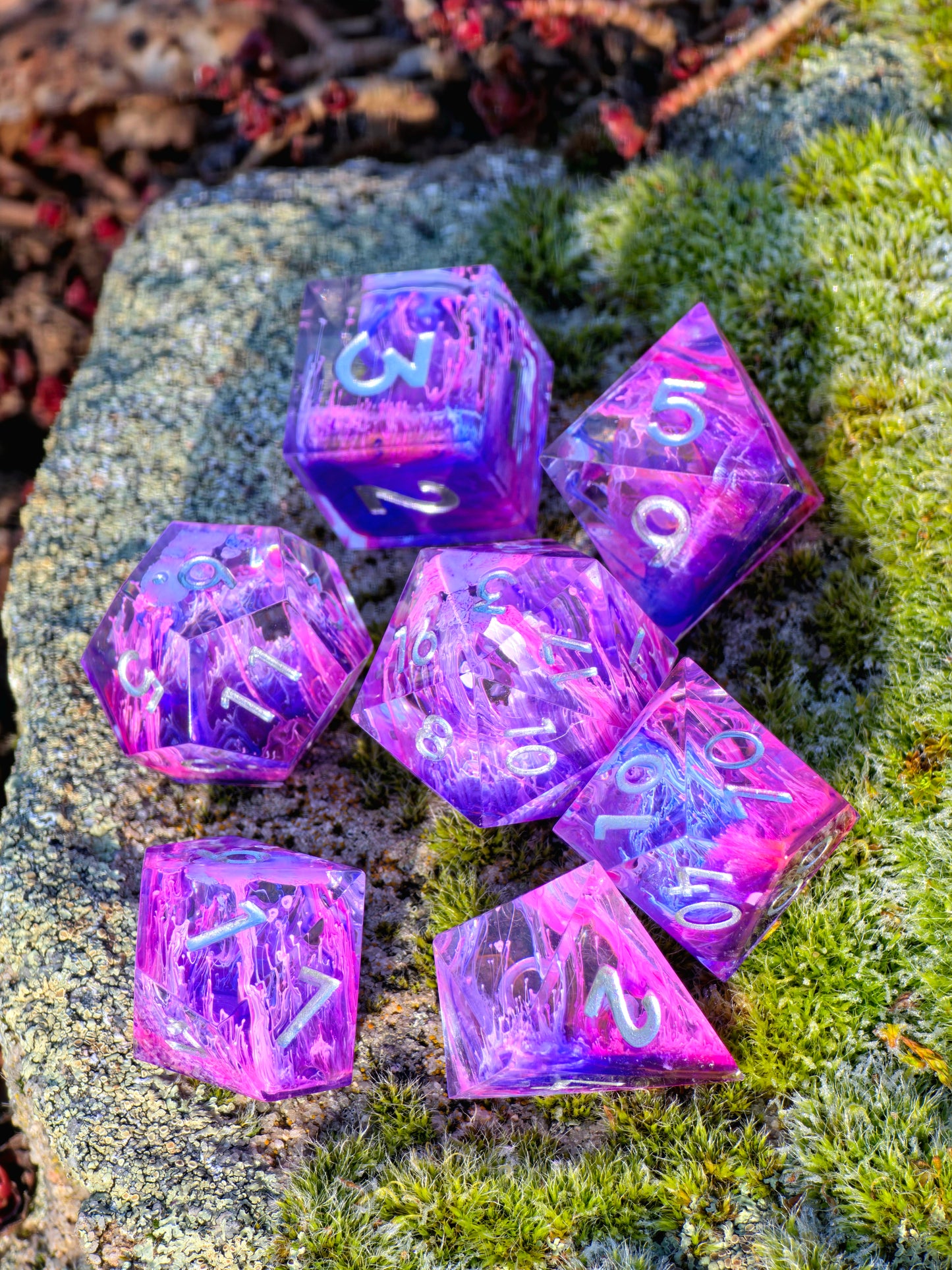 Handgemachtes DnD Würfelset Petri Effekt Pink Lila Blau | Sharp Edge Resin Dice Set 7-teilig | Silber Zahlen TTRPG