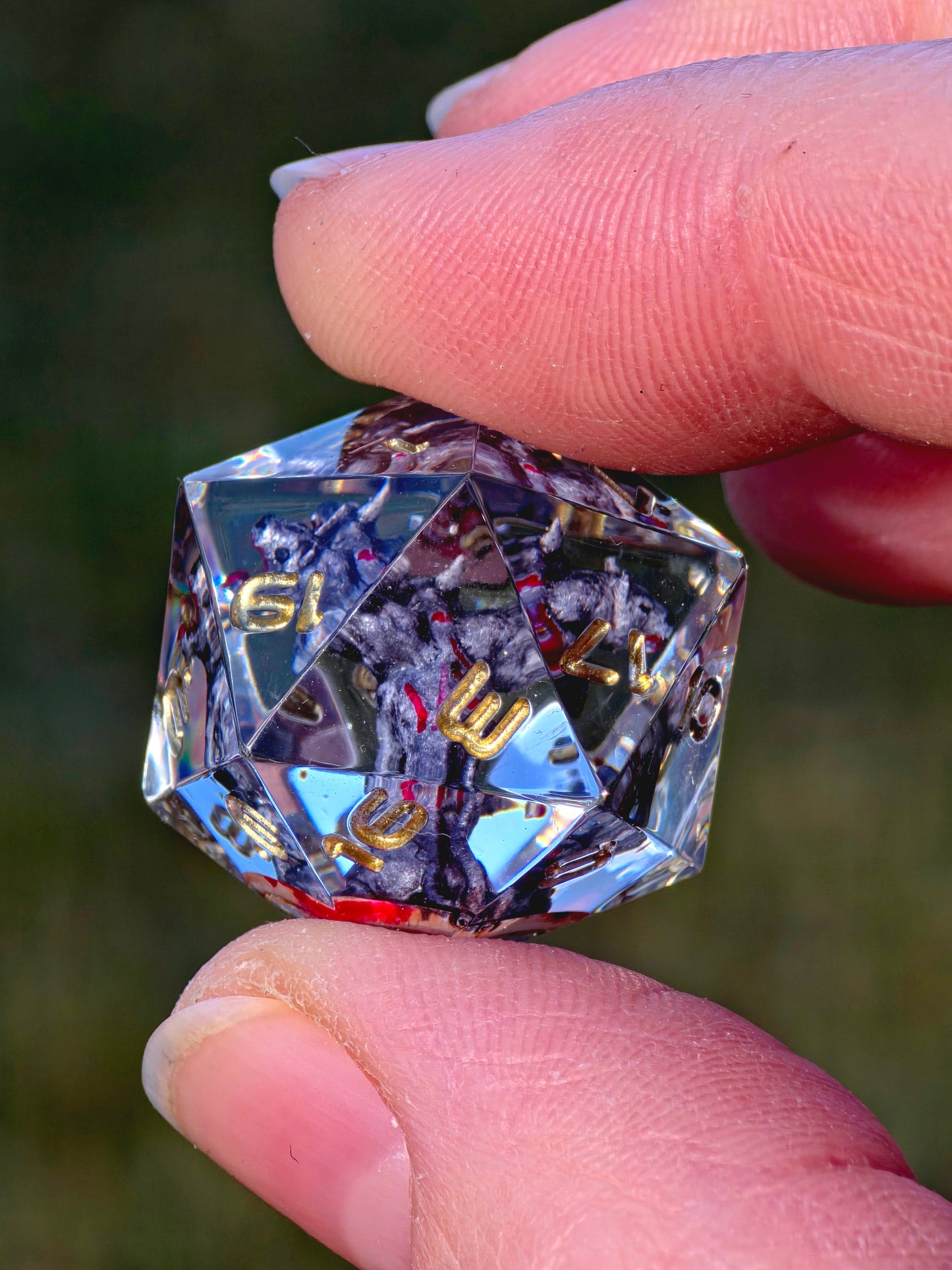 Handgemachtes DnD Würfelset „Blood Cerberus“ – Resin Dice Set 7-teilig | D20 mit Cerberus | Rot Schwarz | Sharp Edge | Goldene Zahlen | RPG Würfel