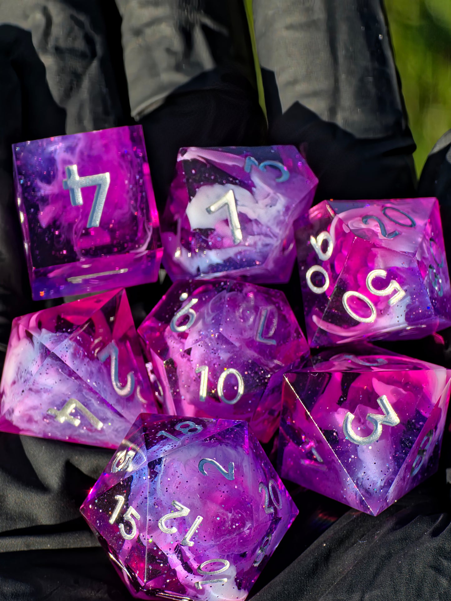 Astral Bloom Nebula – Polyedrisches Würfelset | Pink-Violett Galaxy & Cloud Effekt | Handmade Resin DnD Dice Set mit silbernen Zahlen | TTRPG Würfel