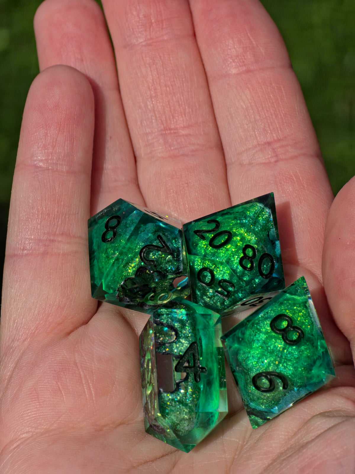 Toothless inspired – Emerald Dragon's Heart- Inspired Würfelset – 7-teiliges Resin Dice Set | Ohnezahn D20 & Smaragdgrüne Geode Würfel | Drachen Fantasy Dice