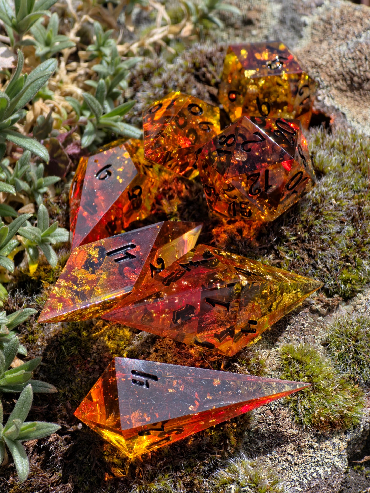 Amber Dice Set “Bernstein Shards” – Elongated Resin Dice with Gold Flakes, Honey Amber Effect, Sharp Edge DnD Dice, Handmade Fantasy TTRPG