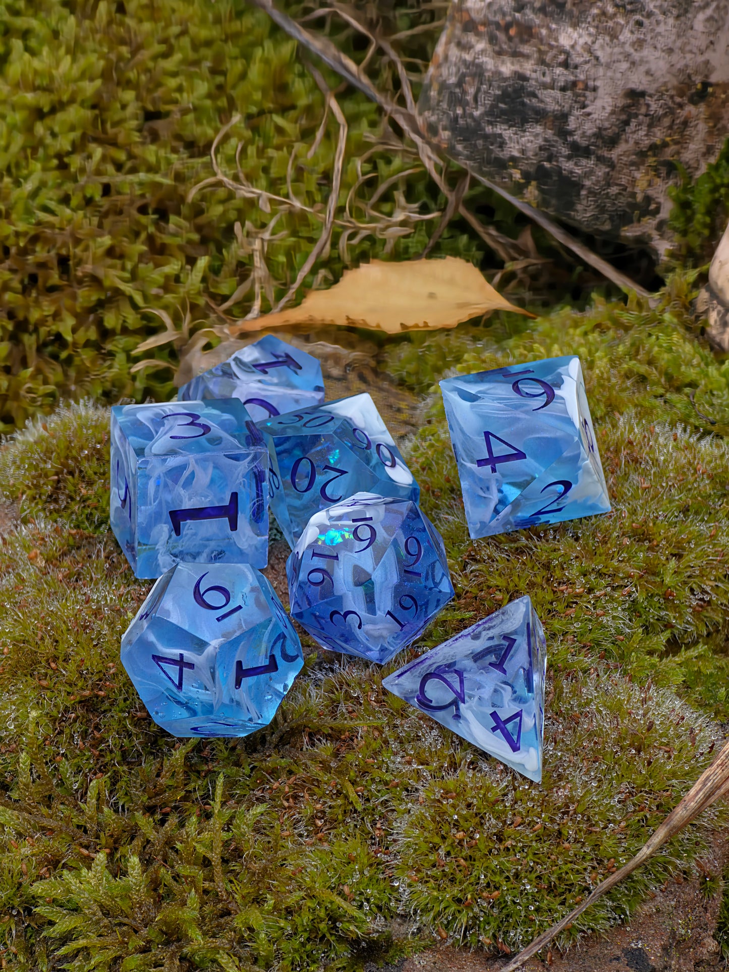 Handgemachtes DnD Würfelset 7 Stück – Polyedrische Resin Dice – Himmel im Hand, Wolken Design – Für Dungeons and Dragons, TTRPG & Sammler