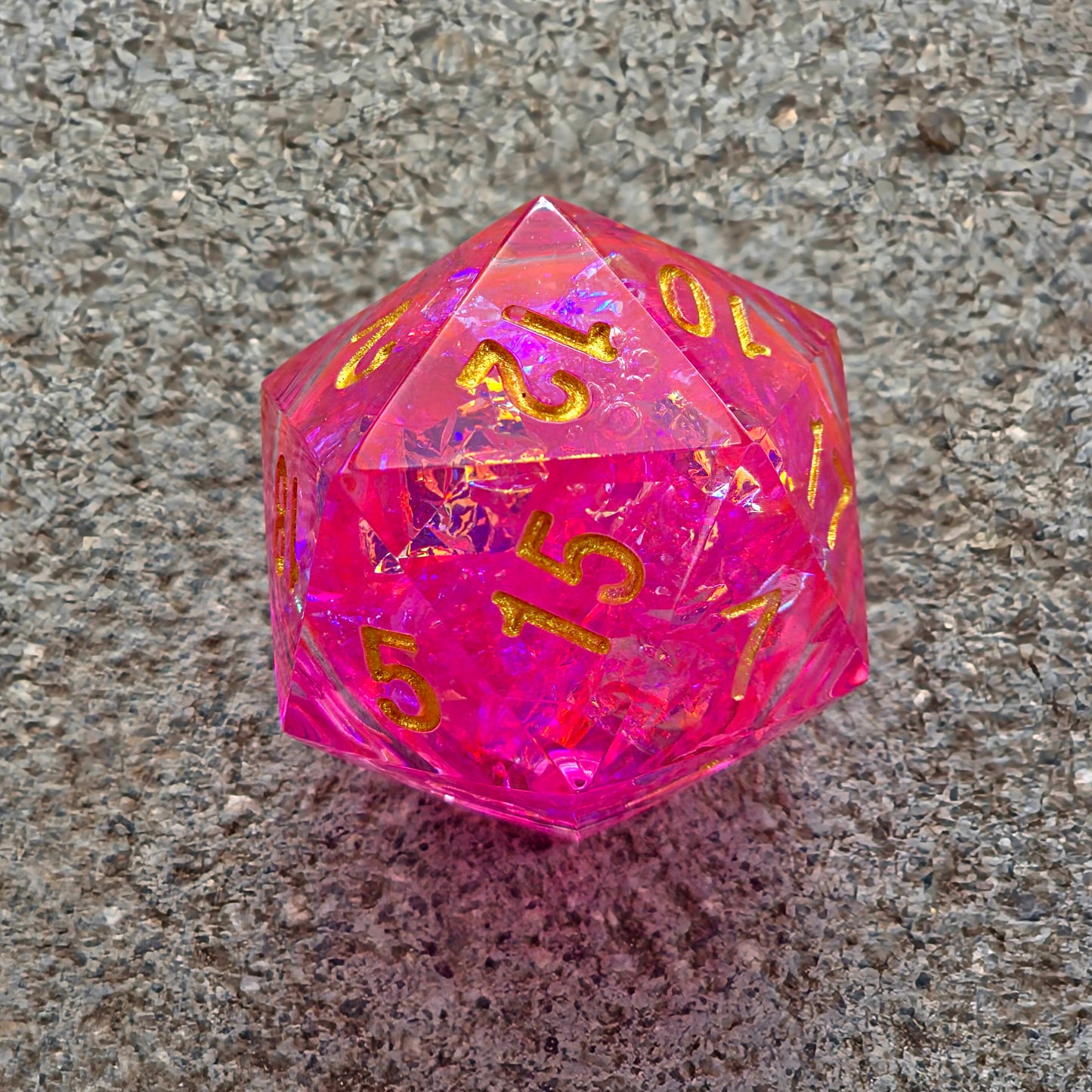 Polyedrischer Liquid Core D20 Würfel 35mm – Pink Gold Chonk Würfel – Handgemachter Resin W20 für DnD, TTRPG Glitzer Diamant