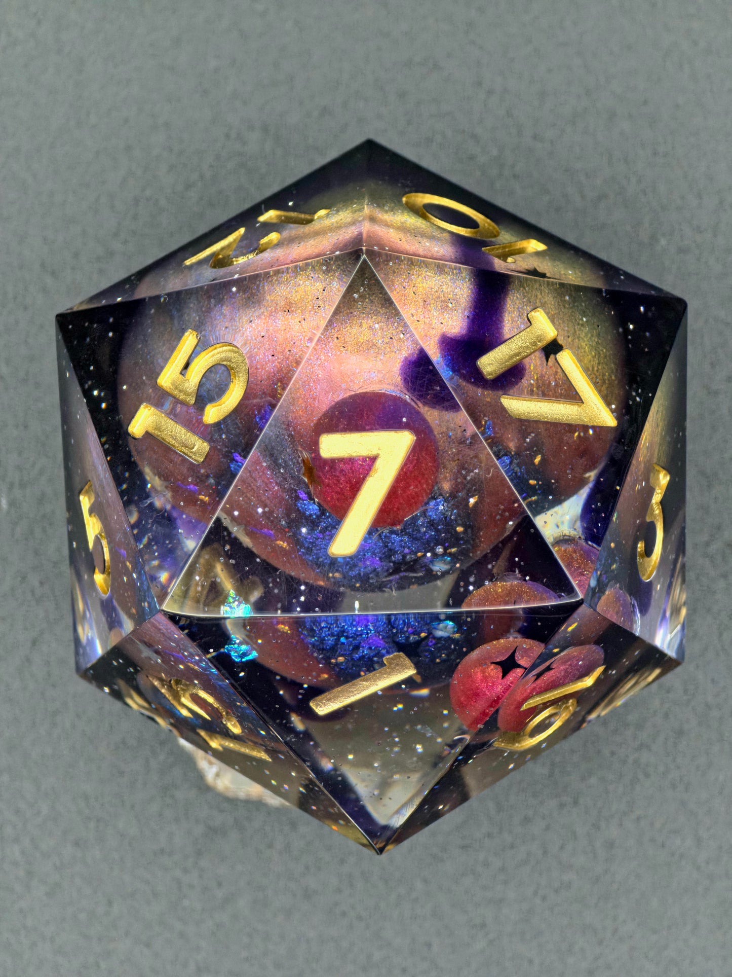 Großer Polyedrischer D20 „Celestial Sphere“ 55 mm – Handgefertigter Premium-Resinwürfel mit 4 Planeten & Galaxy Effekt | Einzelstück | DnD