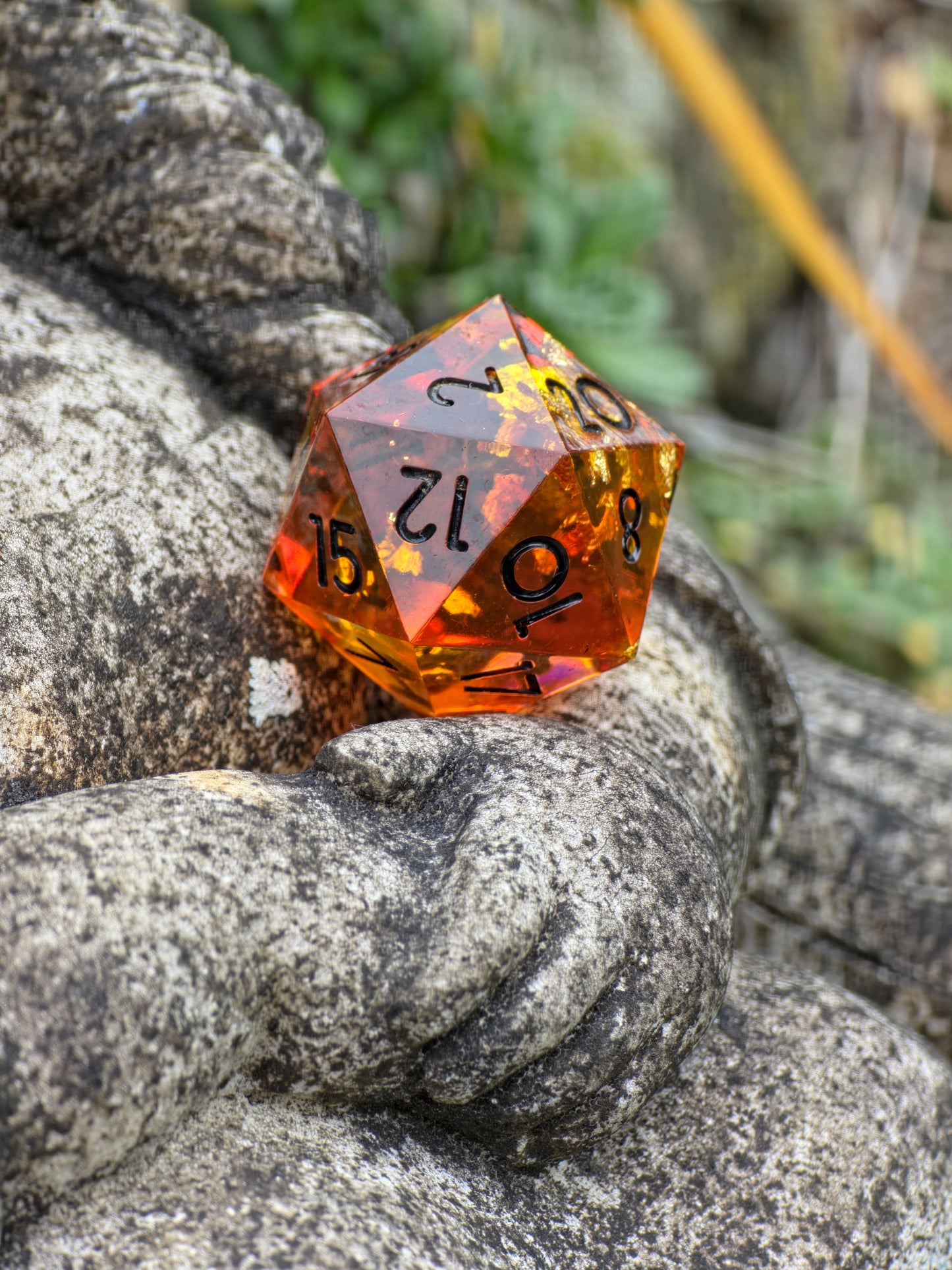Polyedrischer Einzelner D20 – Amber Bernstein Stil | Handgemachter Resin W20 Würfel in Gold Orange Transparent mit Blattgold | Standardgröße