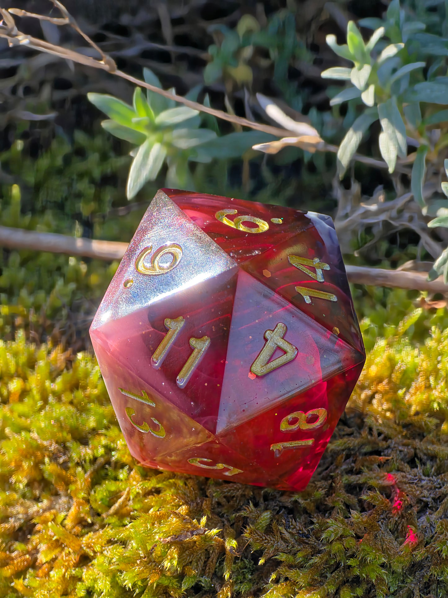 Polyedrischer D20 Chonk Würfel 35mm – Blood Mist Dice | Handmade DnD Würfel | Rot Weißer Nebel Gold – Gothic Fantasy Dice
