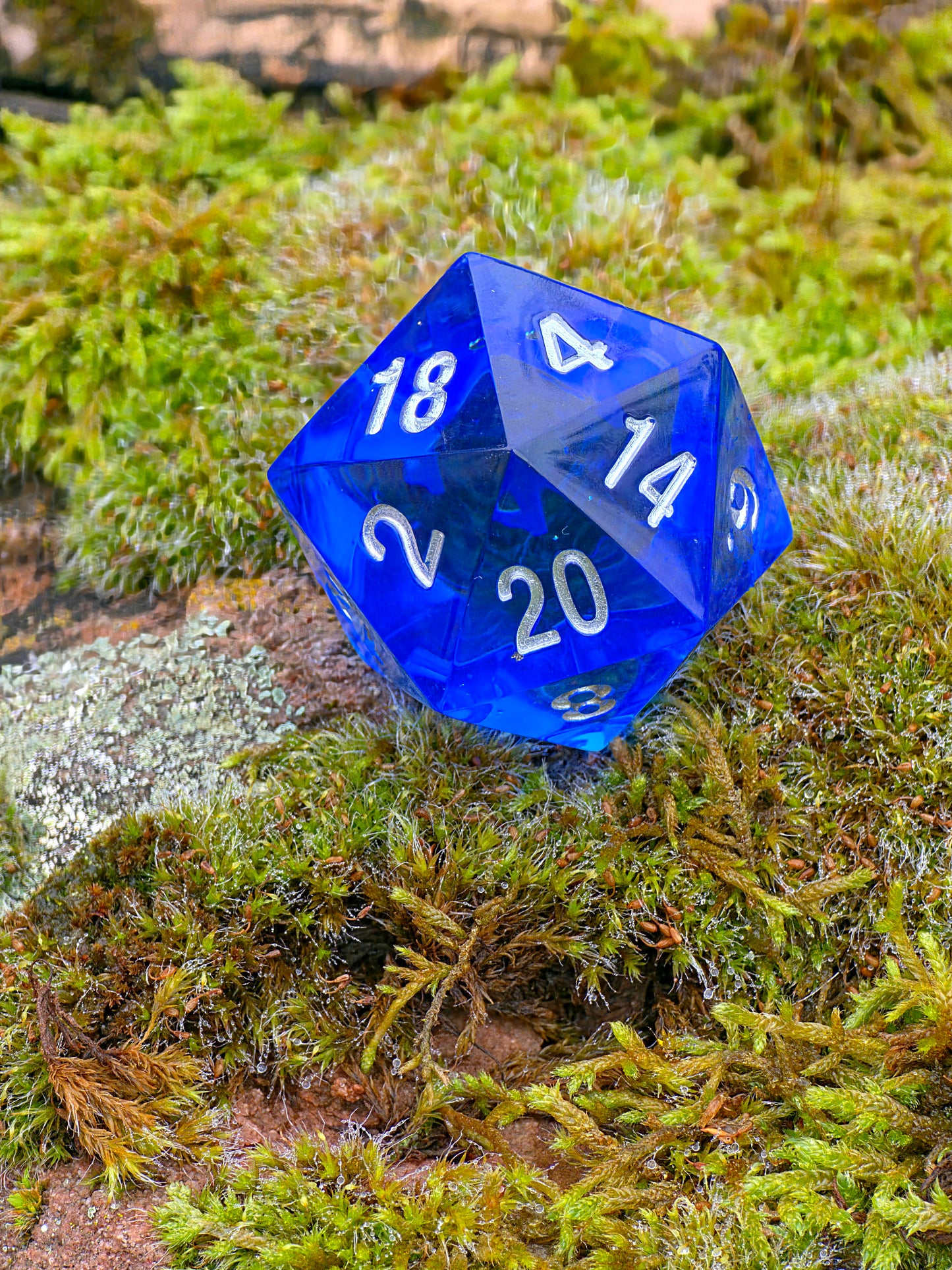 Großer Polyedrischer D20 Würfel 35 mm – Ocean Blue Crystal Dice | Handgemachter Resin Würfel in Tiefblau mit Silberzahlen | TTRPG DnD