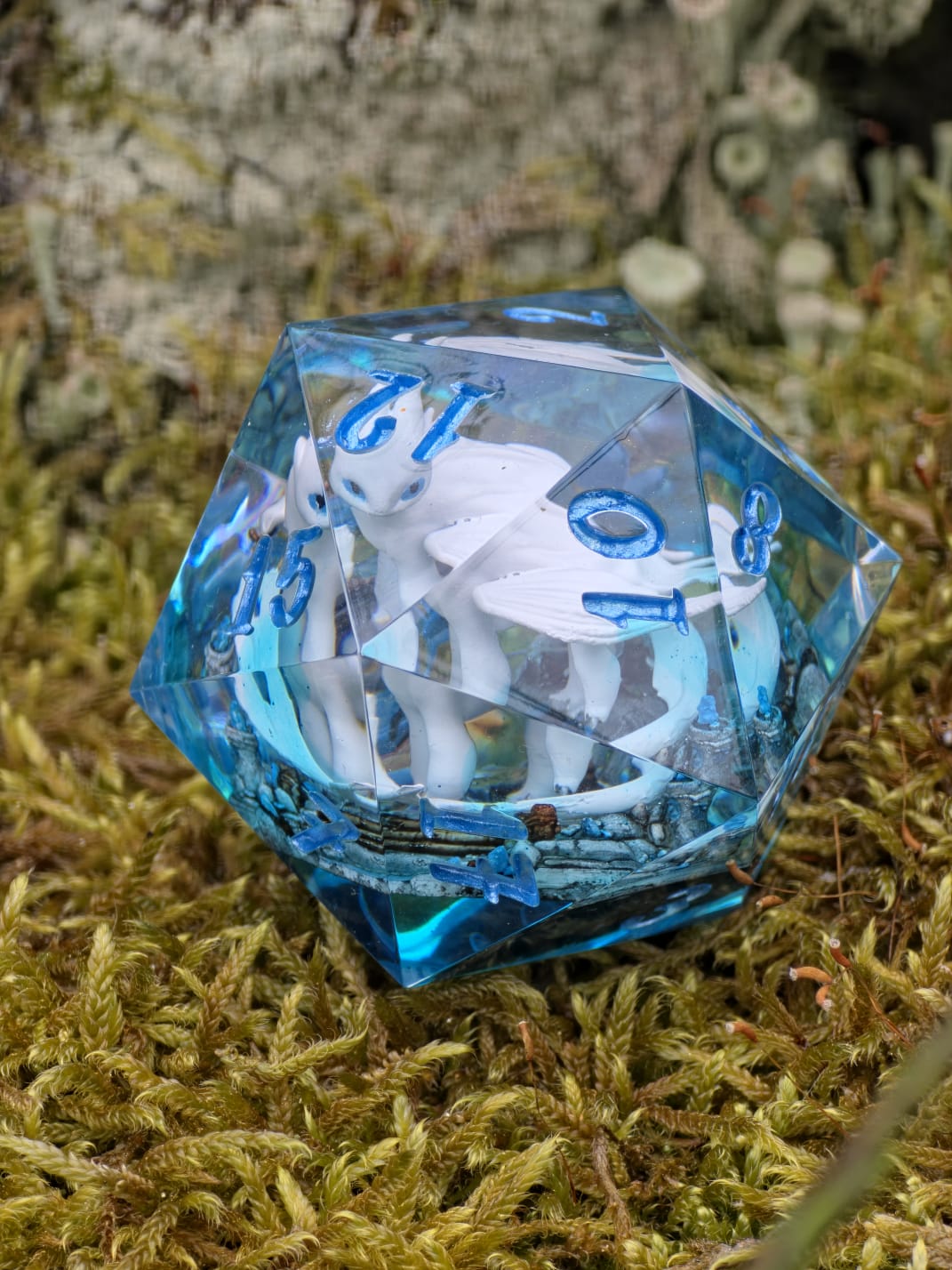 Tagesschatten D20 40mm – Handgemachter Resin Dragon Dice inspiriert von Drachenzähmen leicht gemacht, Fantasy Würfel mit Drache (Sarah)