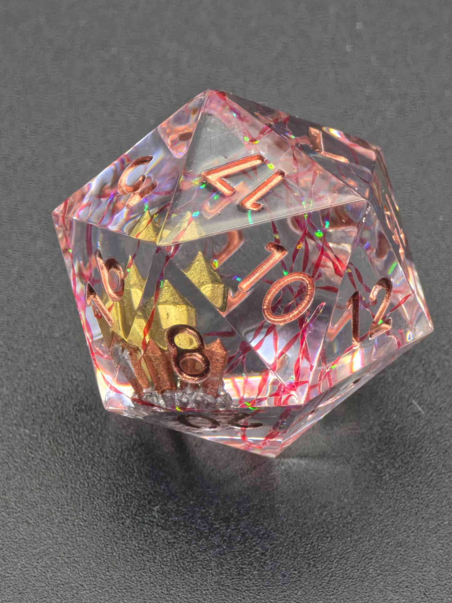 Goldherz des Orakels – Mystischer Kristall D20 (28 mm)