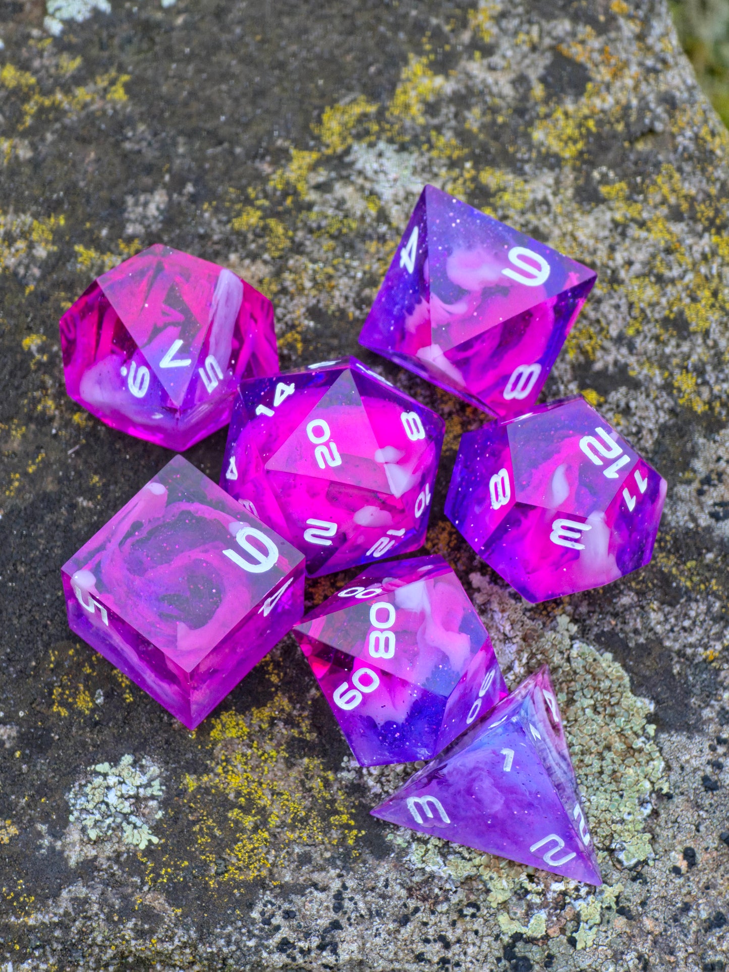 Polyedrisches Würfelset „Starflare Cloud Galaxy“ – Handgemachte Resinwürfel pink-violett mit Galaxy & Cloud Nebula Effekt | DnD Dice Set TTRPG