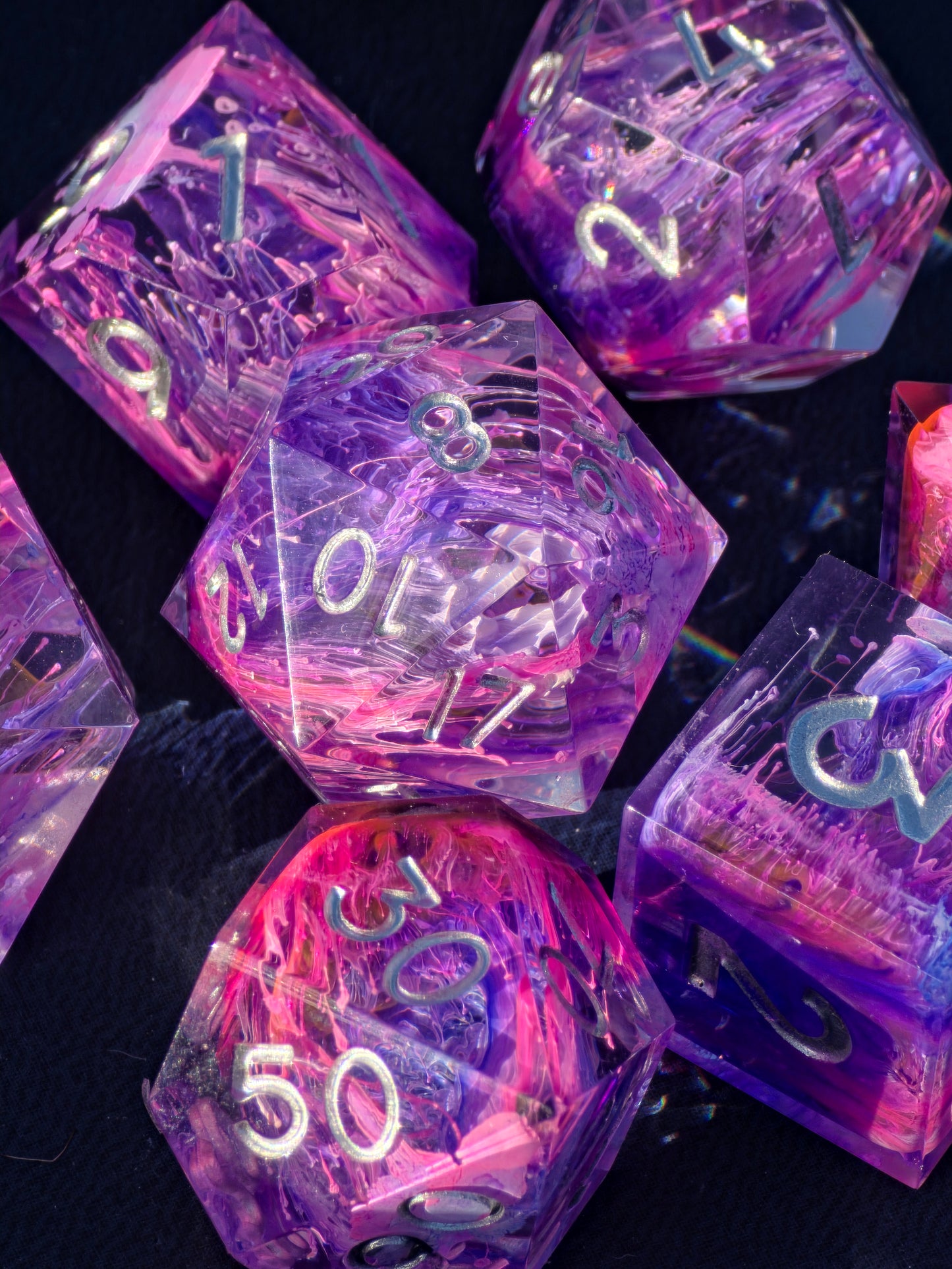 Handgemachtes DnD Würfelset Petri Effekt Pink Lila Blau | Sharp Edge Resin Dice Set 7-teilig | Silber Zahlen TTRPG