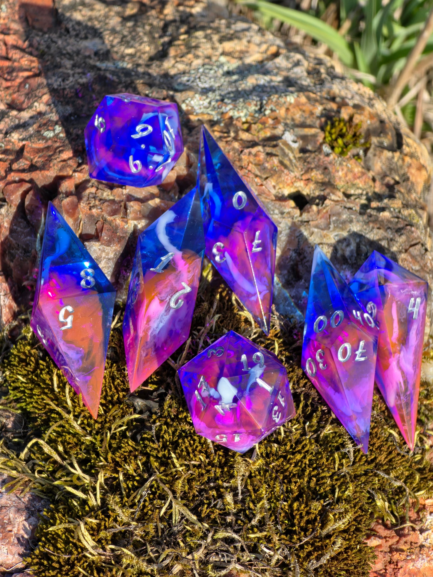 Elongated Dice Set „Neon Nebula“ – 7er Resin Würfelset mit Pink Blau Cloud Effekt, Sharp Edge DnD Dice, Fantasy TTRPG Würfel, Handmade Dice